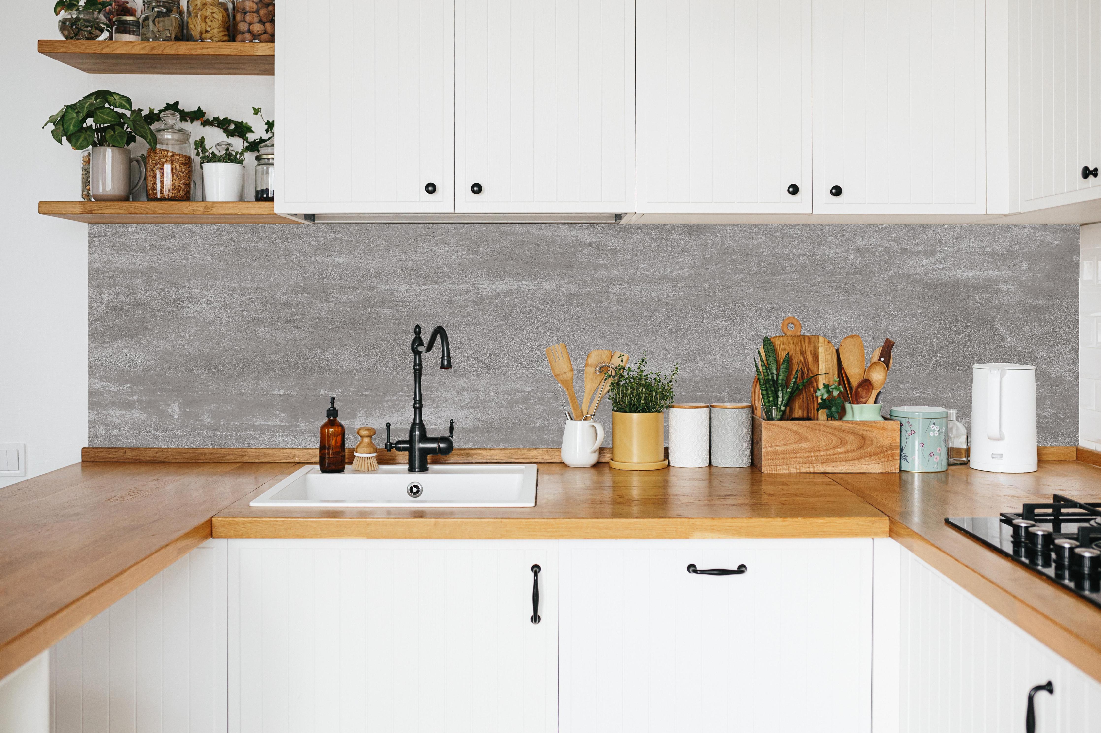 Küche - Graue Beton-Textur in weißer Küche hinter Gewürzen und Kochlöffeln aus Holz