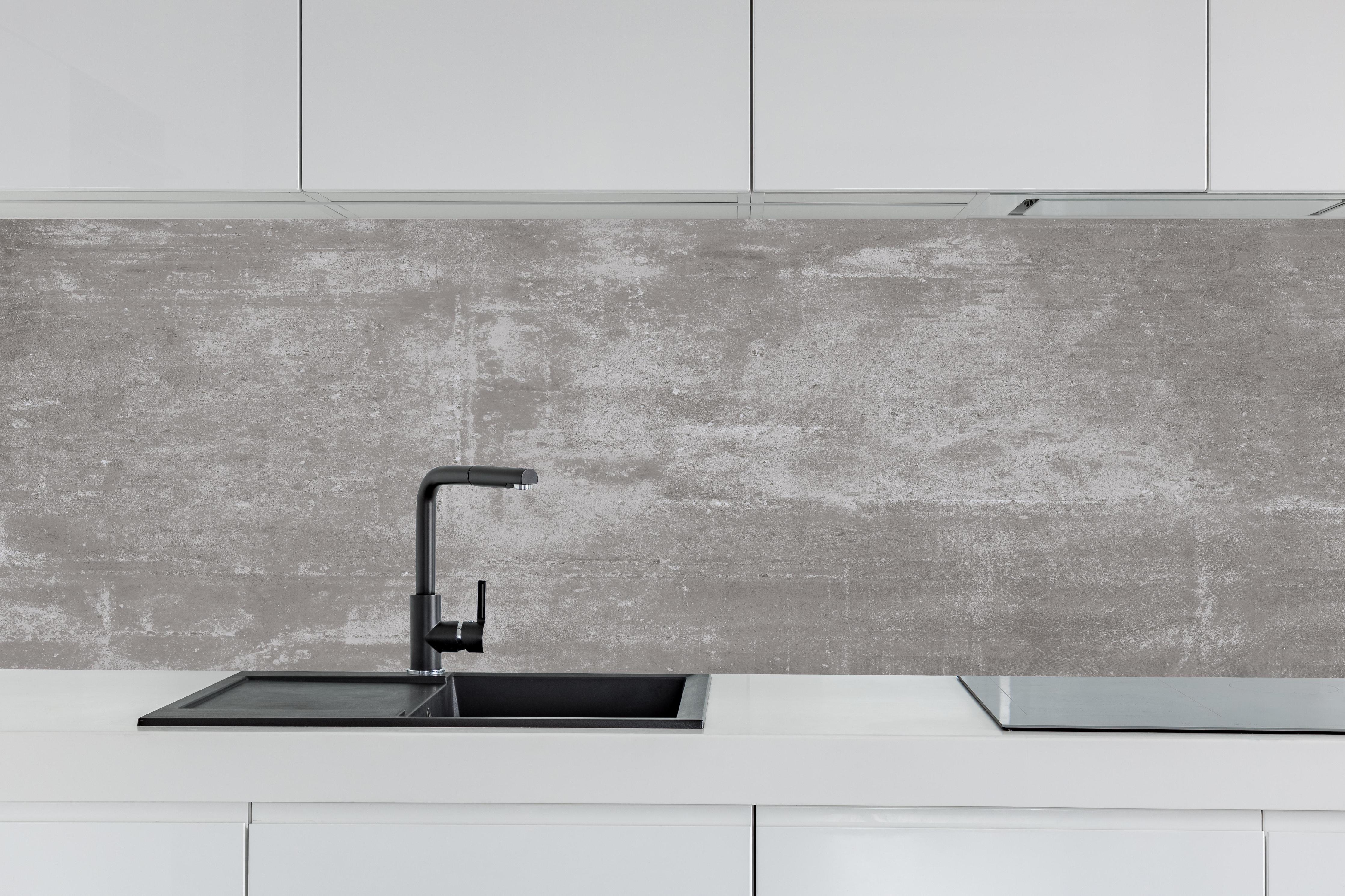 Küche - Graue Betonstruktur Wandtextur hinter weißen Hochglanz-Küchenregalen und schwarzem Wasserhahn