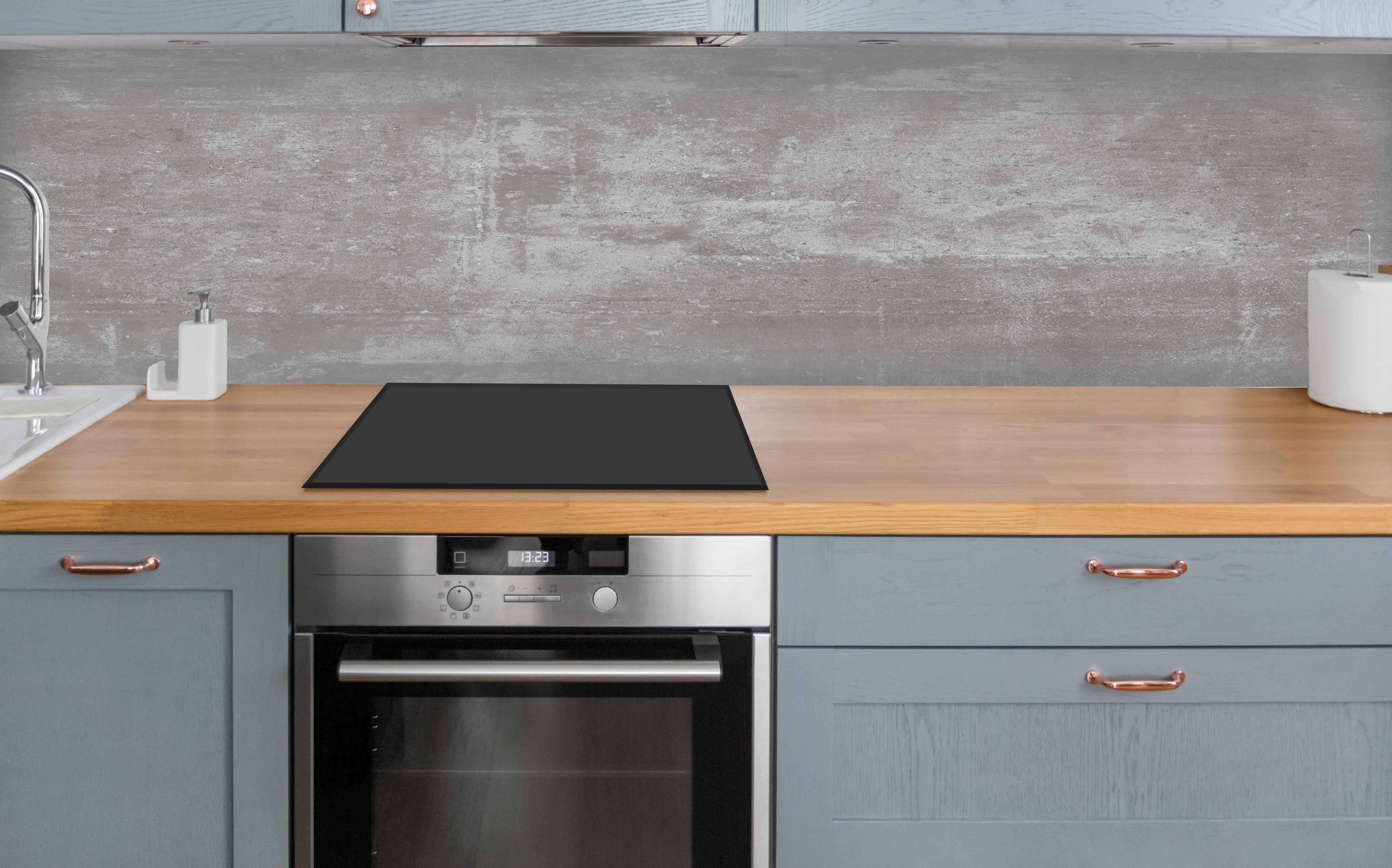 Küche - Graue Betonstruktur Wandtextur über polierter Holzarbeitsplatte mit Cerankochfeld