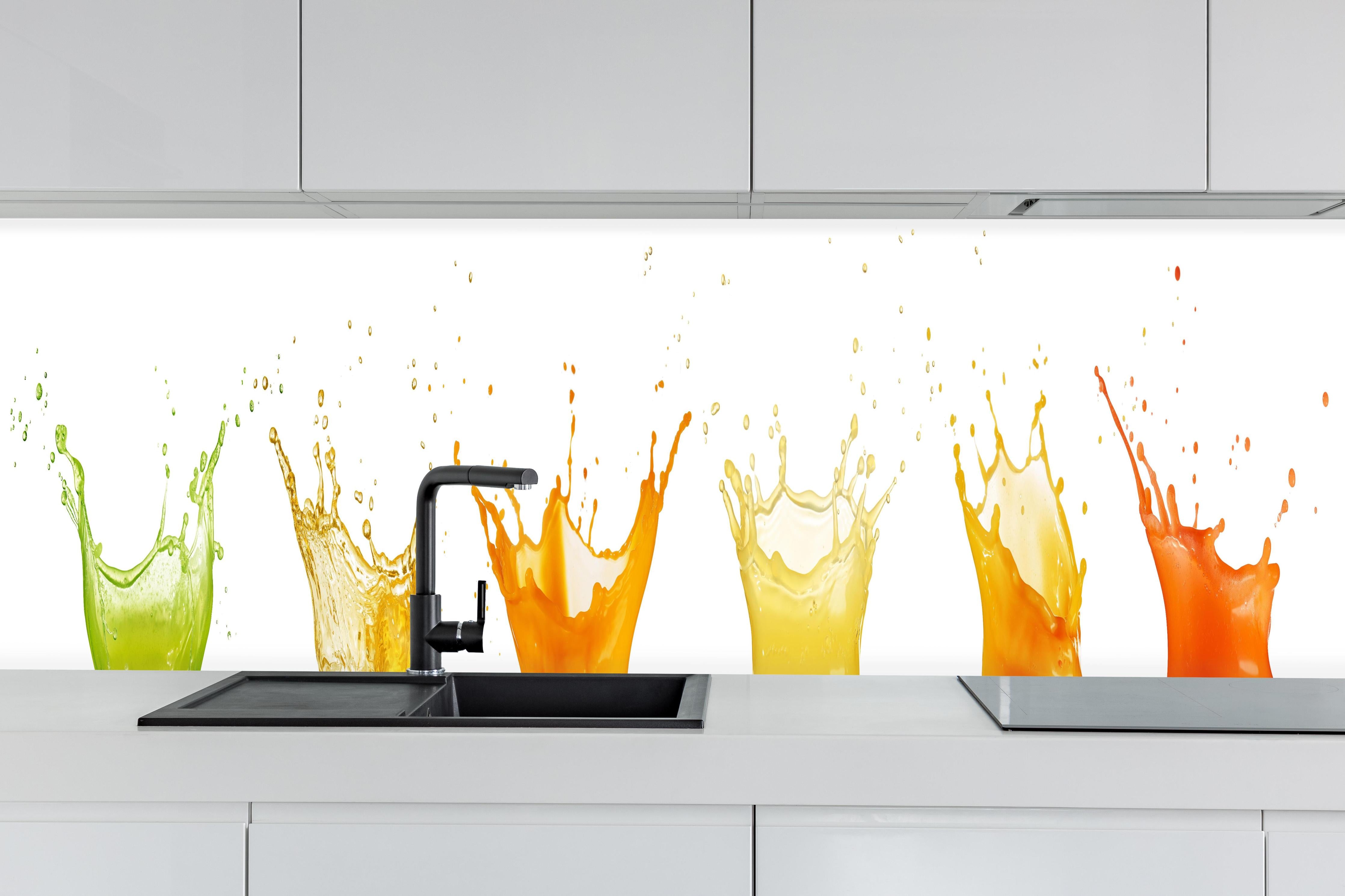 Küche - Grün-Gelb-Orange Wassersplash hinter weißen Hochglanz-Küchenregalen und schwarzem Wasserhahn