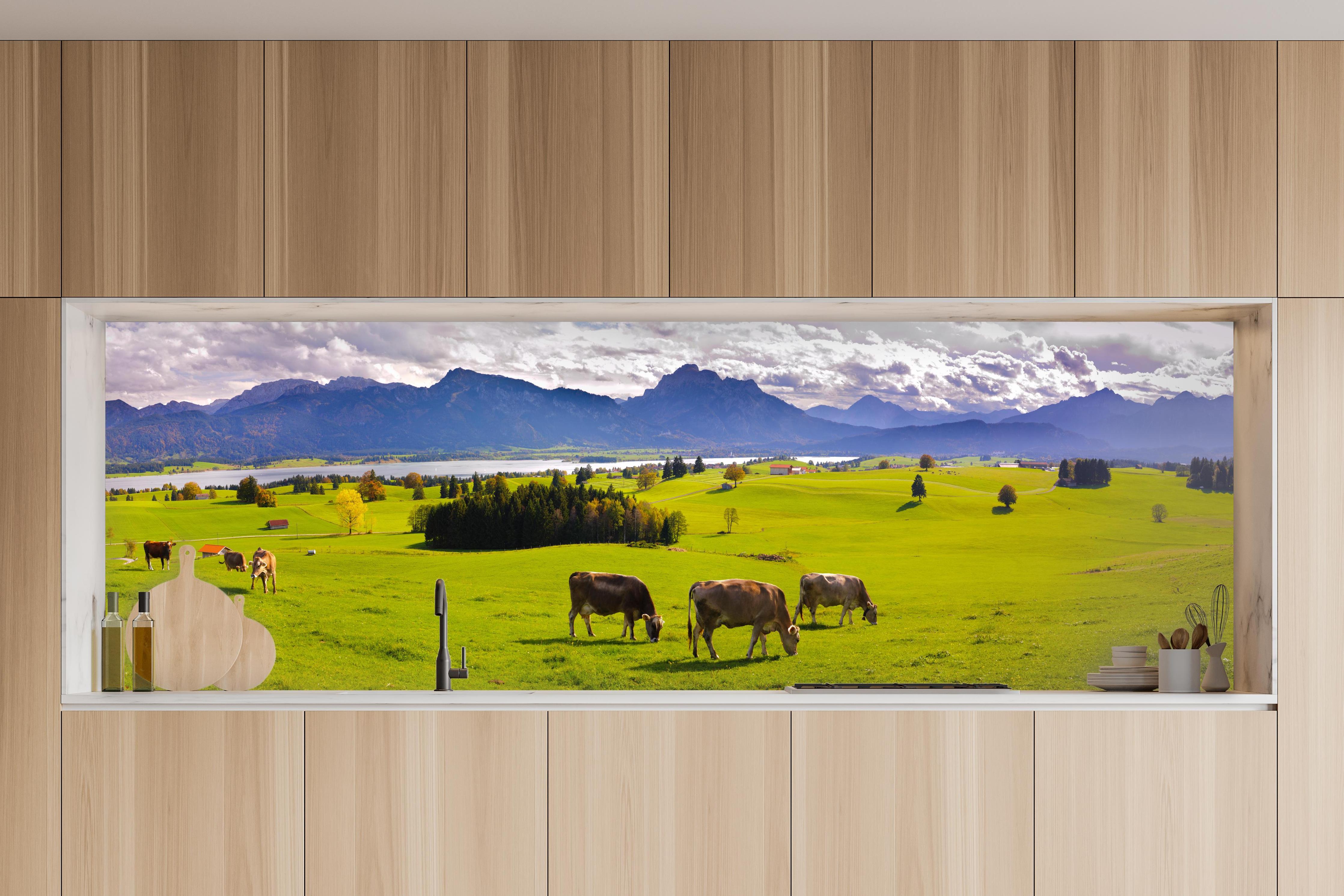 Küche - Grüne Bergwiese mit Kühen in charakteristischer Vollholz-Küche mit modernem Gasherd