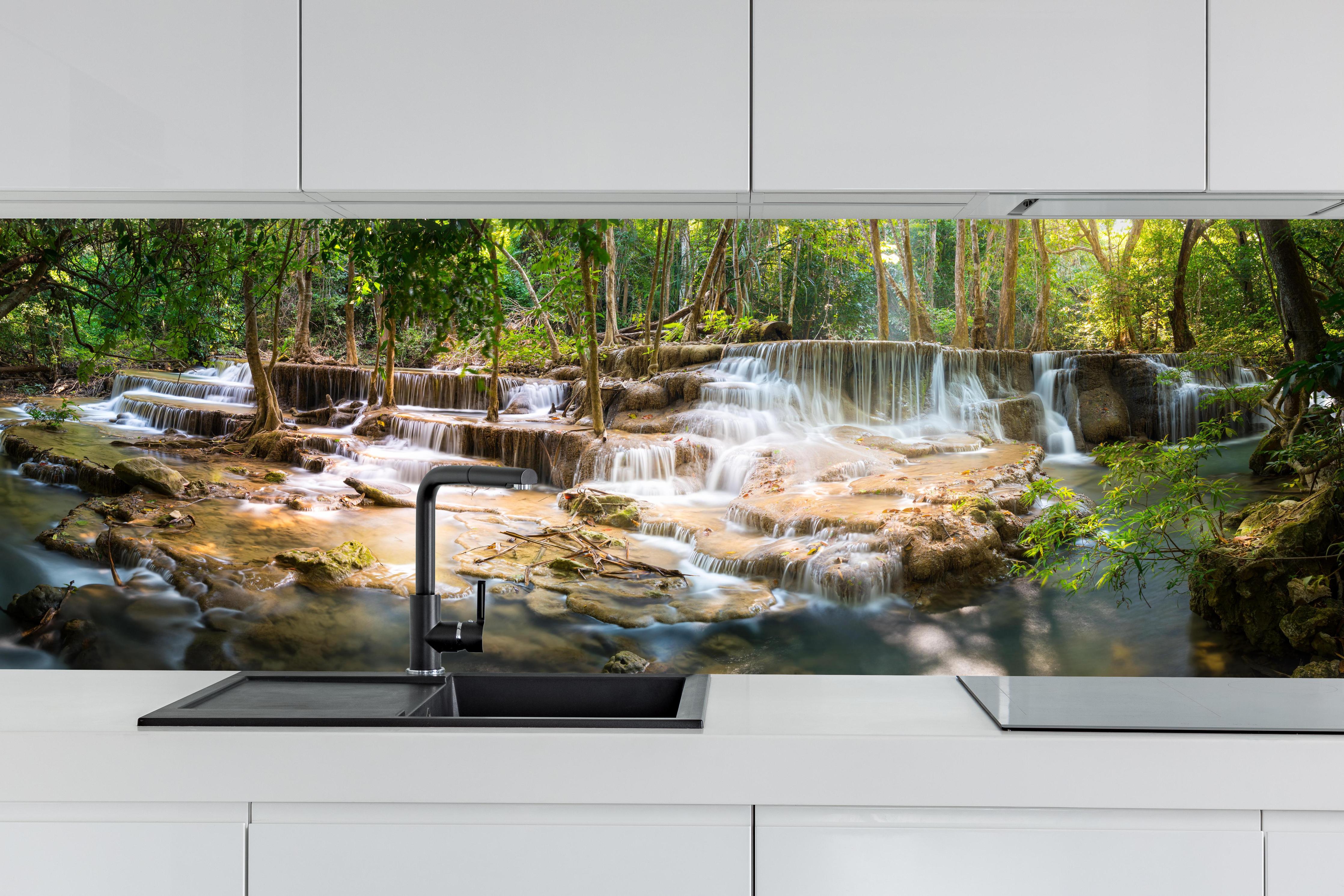 Küche - Grüner Wasserfall im Wald hinter weißen Hochglanz-Küchenregalen und schwarzem Wasserhahn