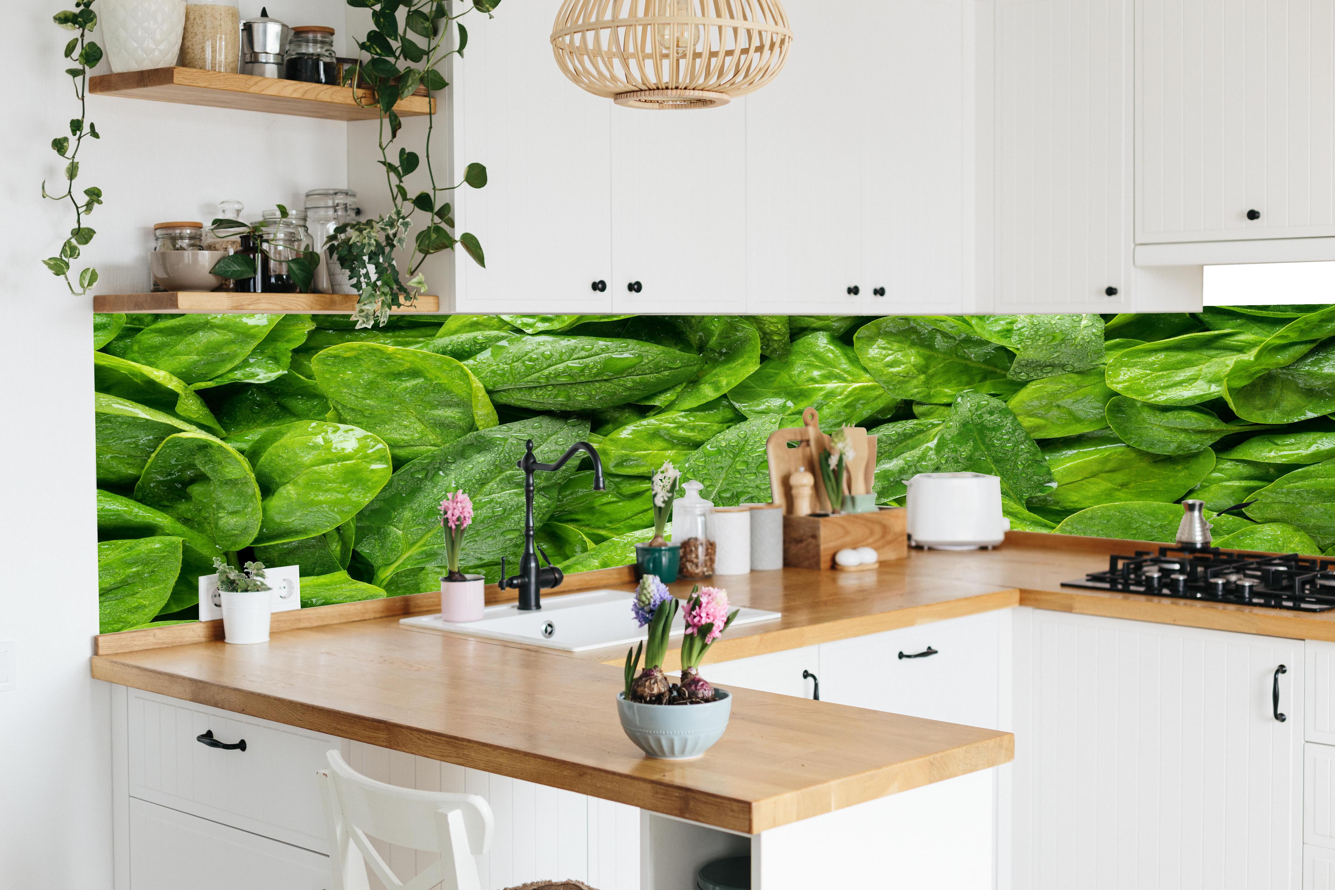 Küche - Grünes Kräuterblatt-Muster in lebendiger Küche mit bunten Blumen