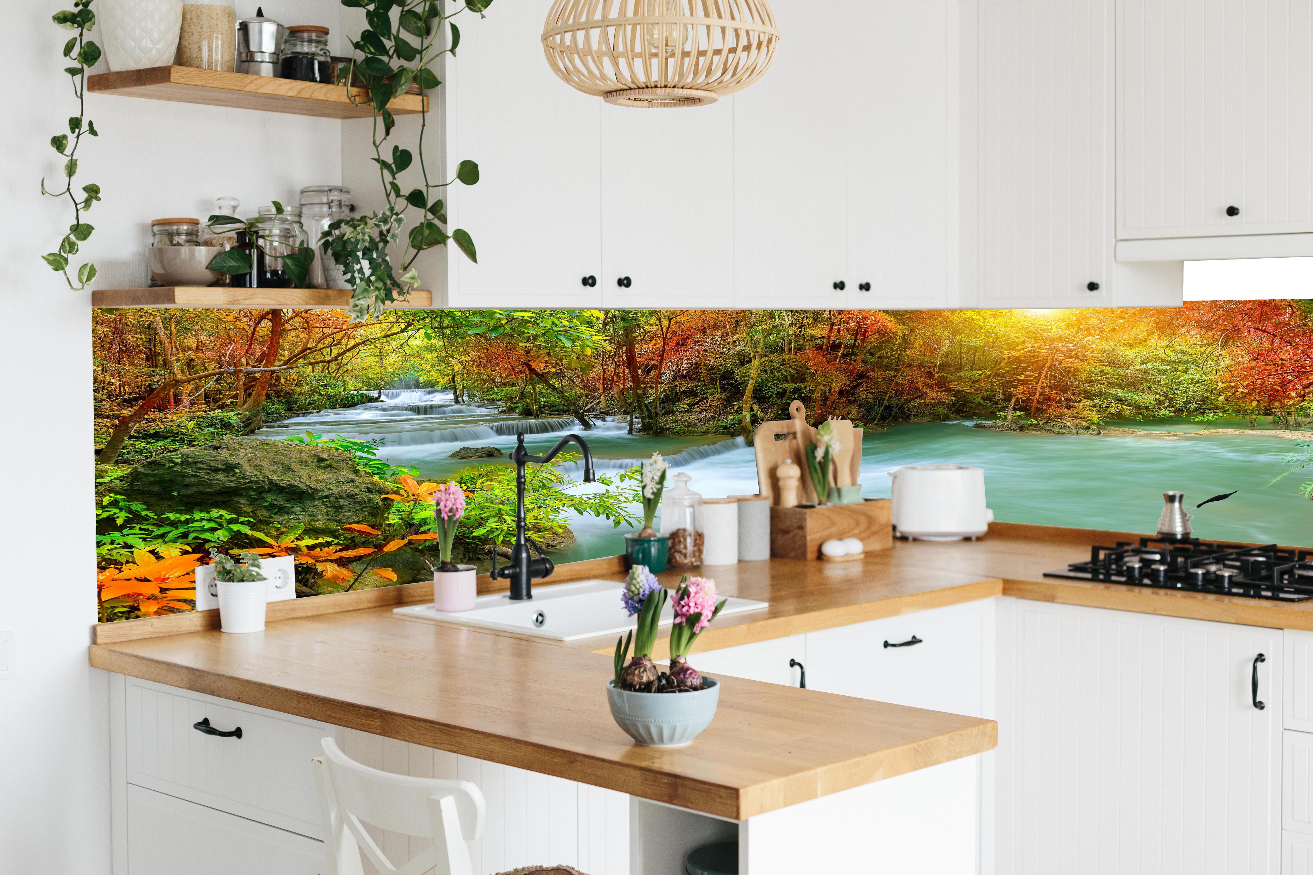 Küche - Herbstlicher Türkis-Wasserfall in lebendiger Küche mit bunten Blumen