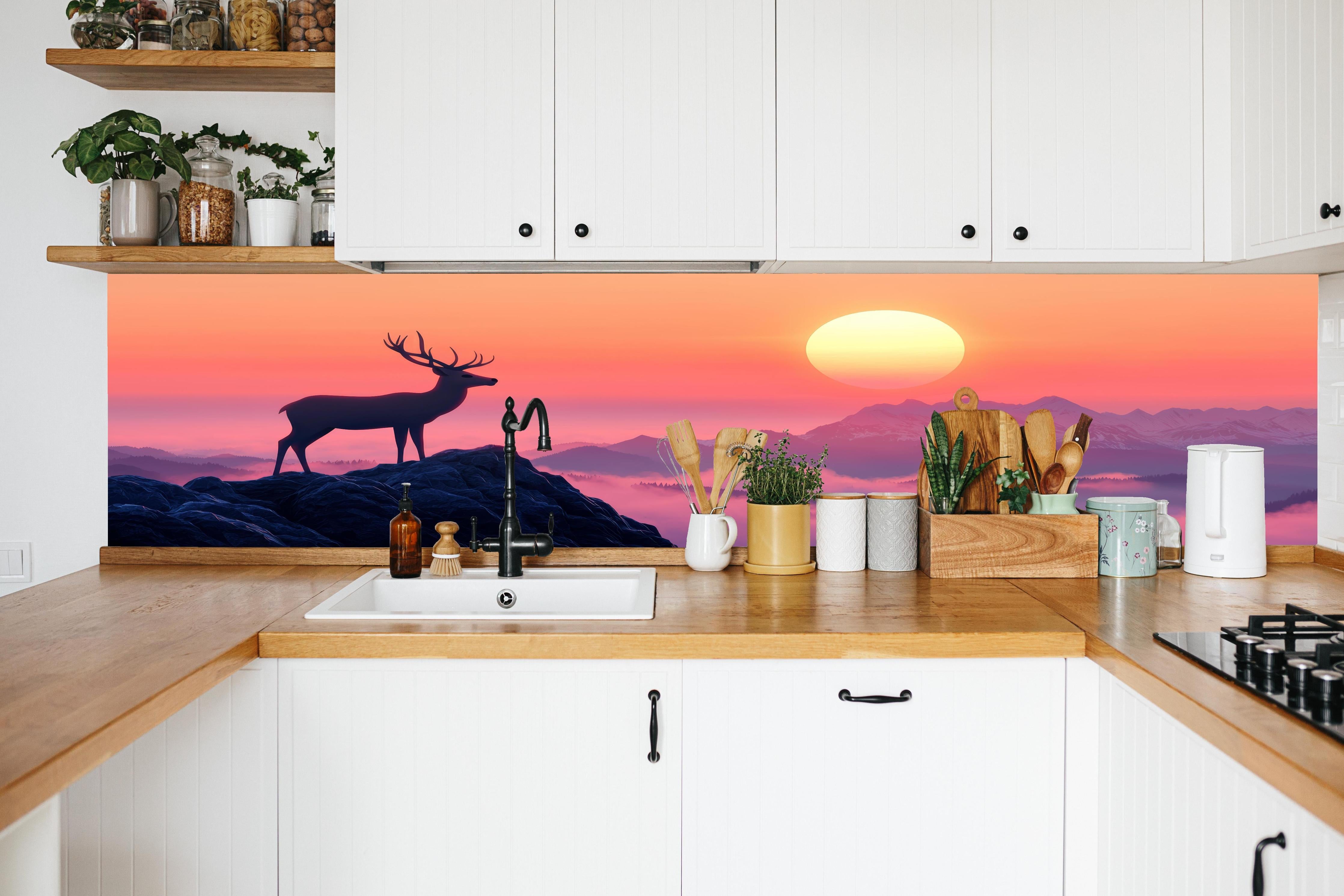 Küche - Hirsch-Silhouette Sonnenaufgang Orange-Pink in weißer Küche hinter Gewürzen und Kochlöffeln aus Holz