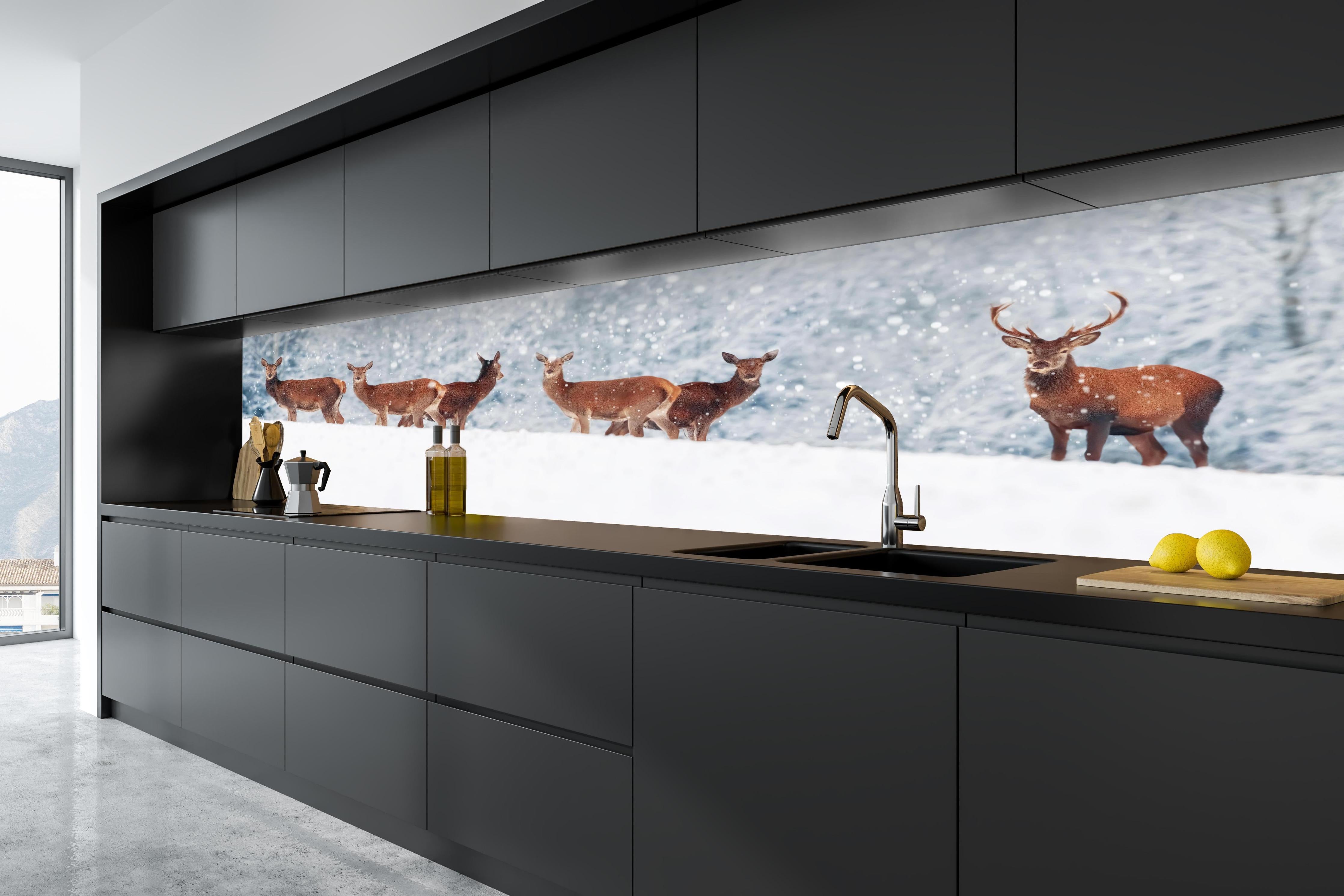 Küche - Hirsche im weißen Winterpanorama in tiefschwarzer matt-premium Einbauküche