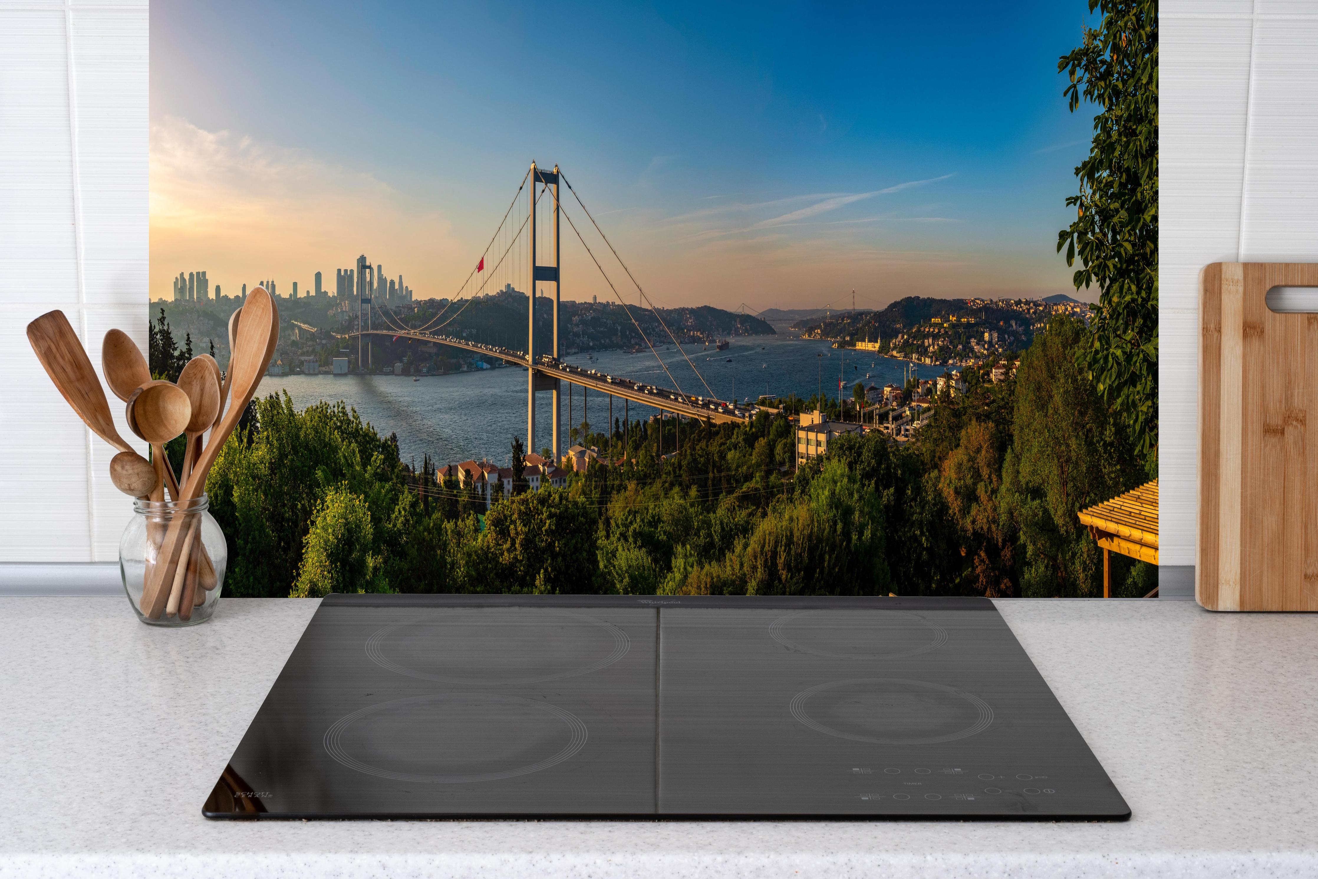 Küche - Istanbul Bosporus Skyline Blau-Grün hinter Cerankochfeld und Holz-Kochutensilien