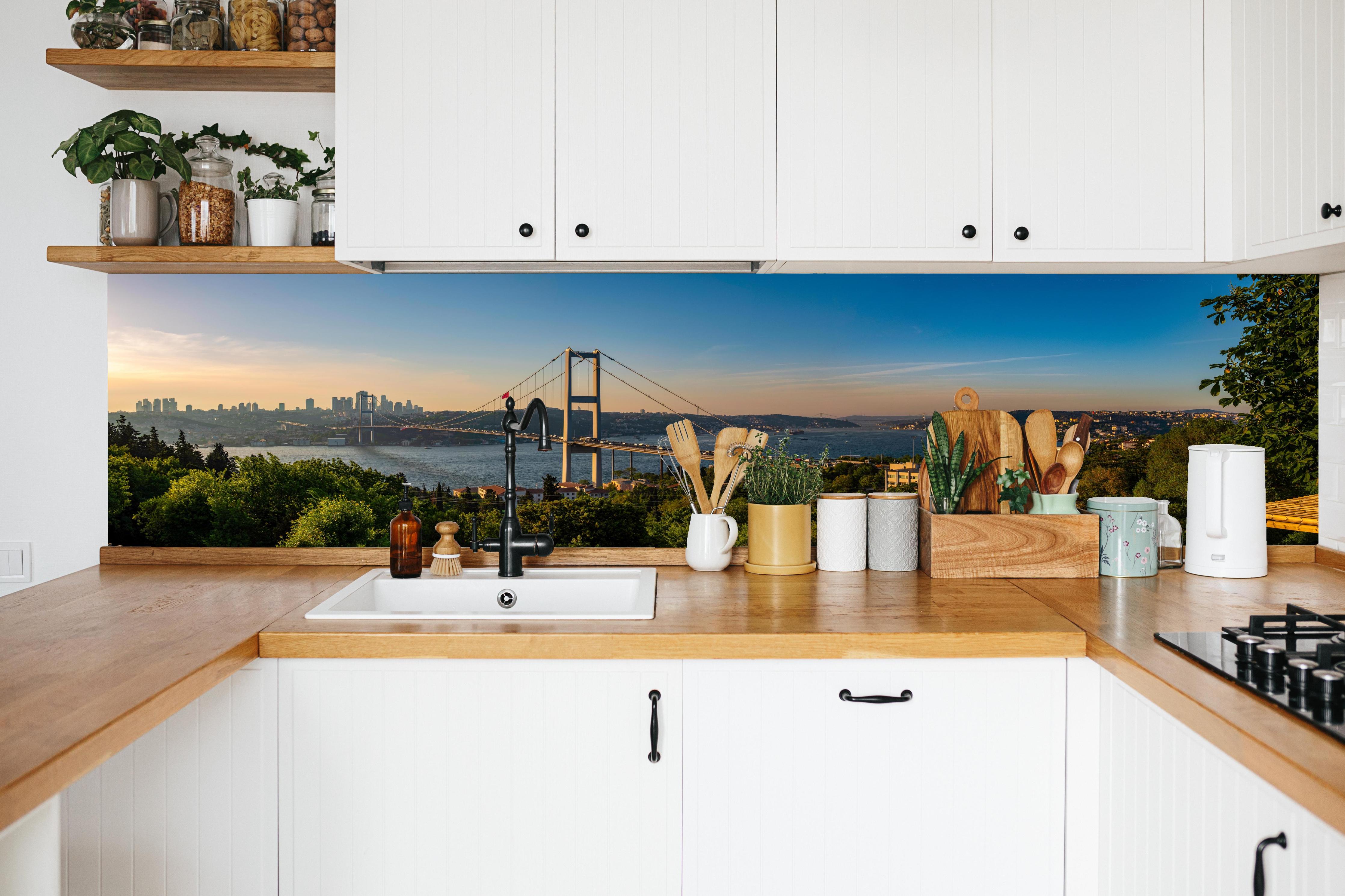 Küche - Istanbul Bosporus Skyline Blau-Grün in weißer Küche hinter Gewürzen und Kochlöffeln aus Holz