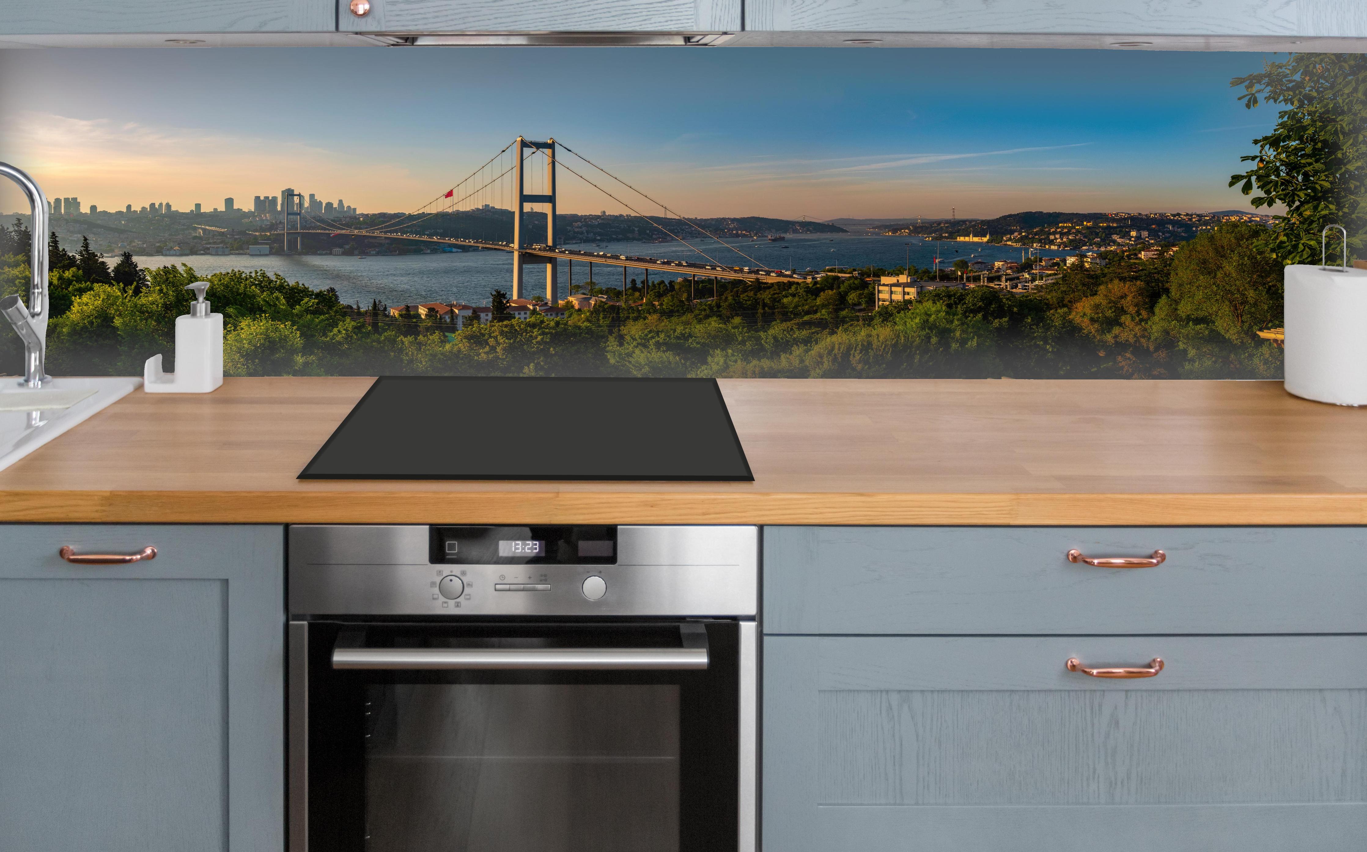Küche - Istanbul Bosporus Skyline Blau-Grün über polierter Holzarbeitsplatte mit Cerankochfeld