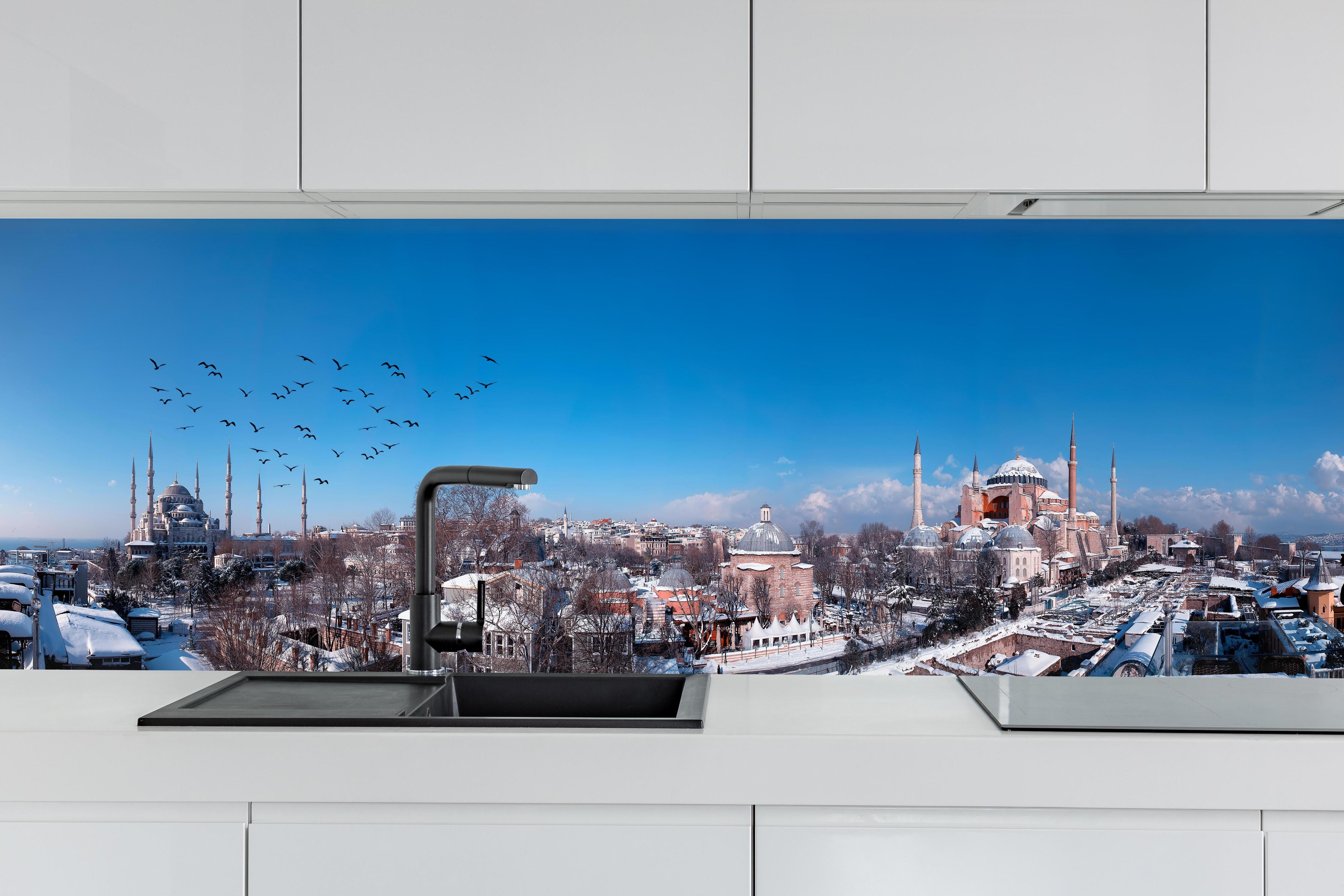 Küche - Istanbul Skyline Blau-Weiß hinter weißen Hochglanz-Küchenregalen und schwarzem Wasserhahn