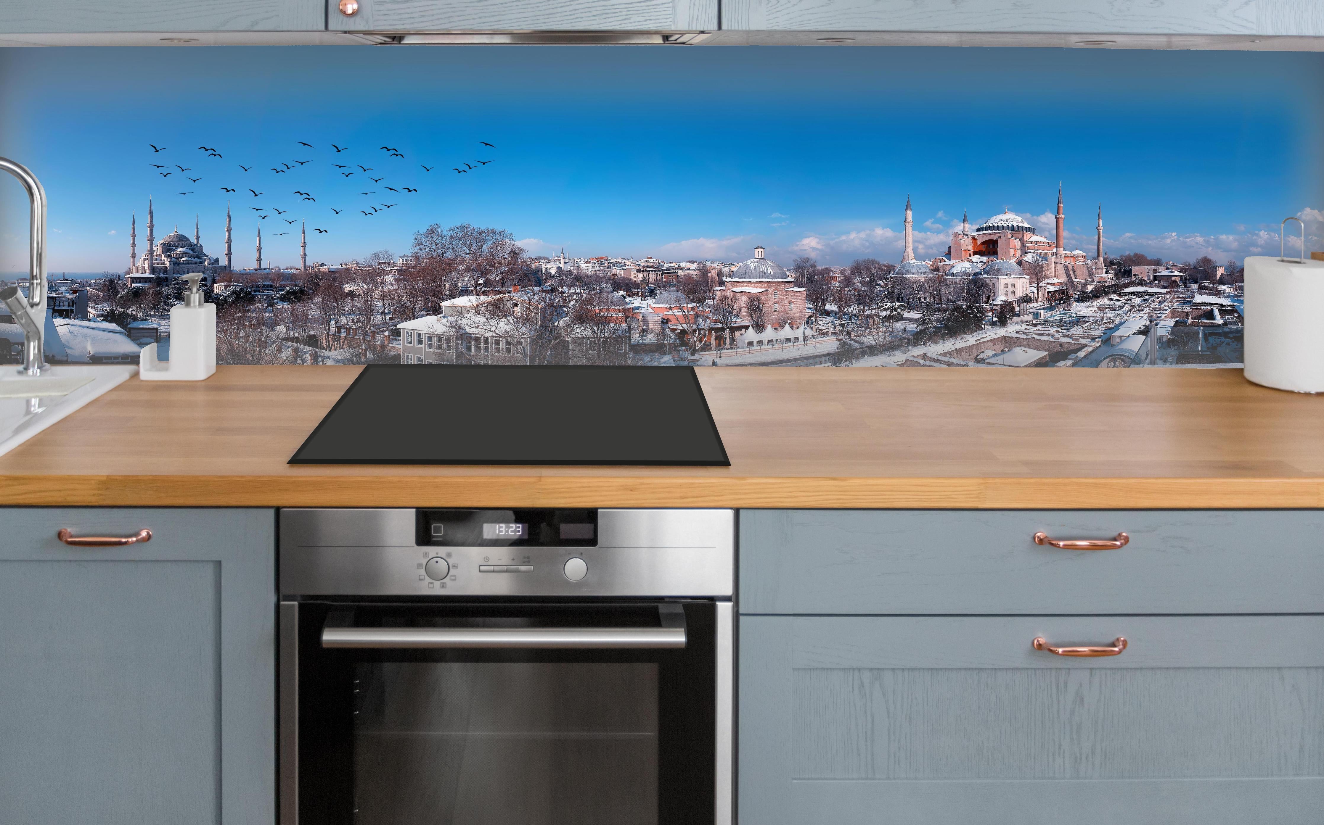 Küche - Istanbul Skyline Blau-Weiß über polierter Holzarbeitsplatte mit Cerankochfeld