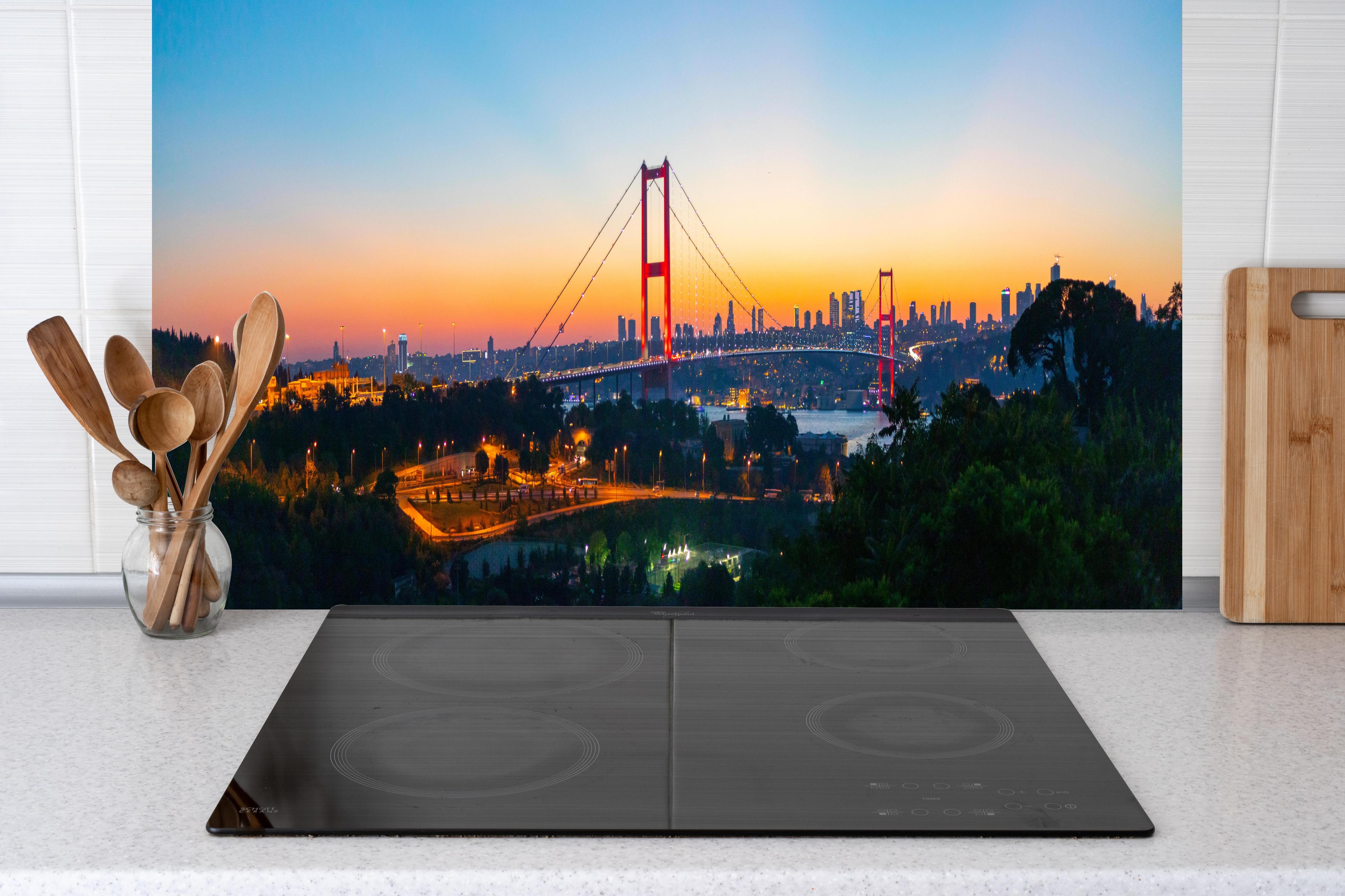 Küche - Istanbul Skyline Sonnenuntergang hinter Cerankochfeld und Holz-Kochutensilien