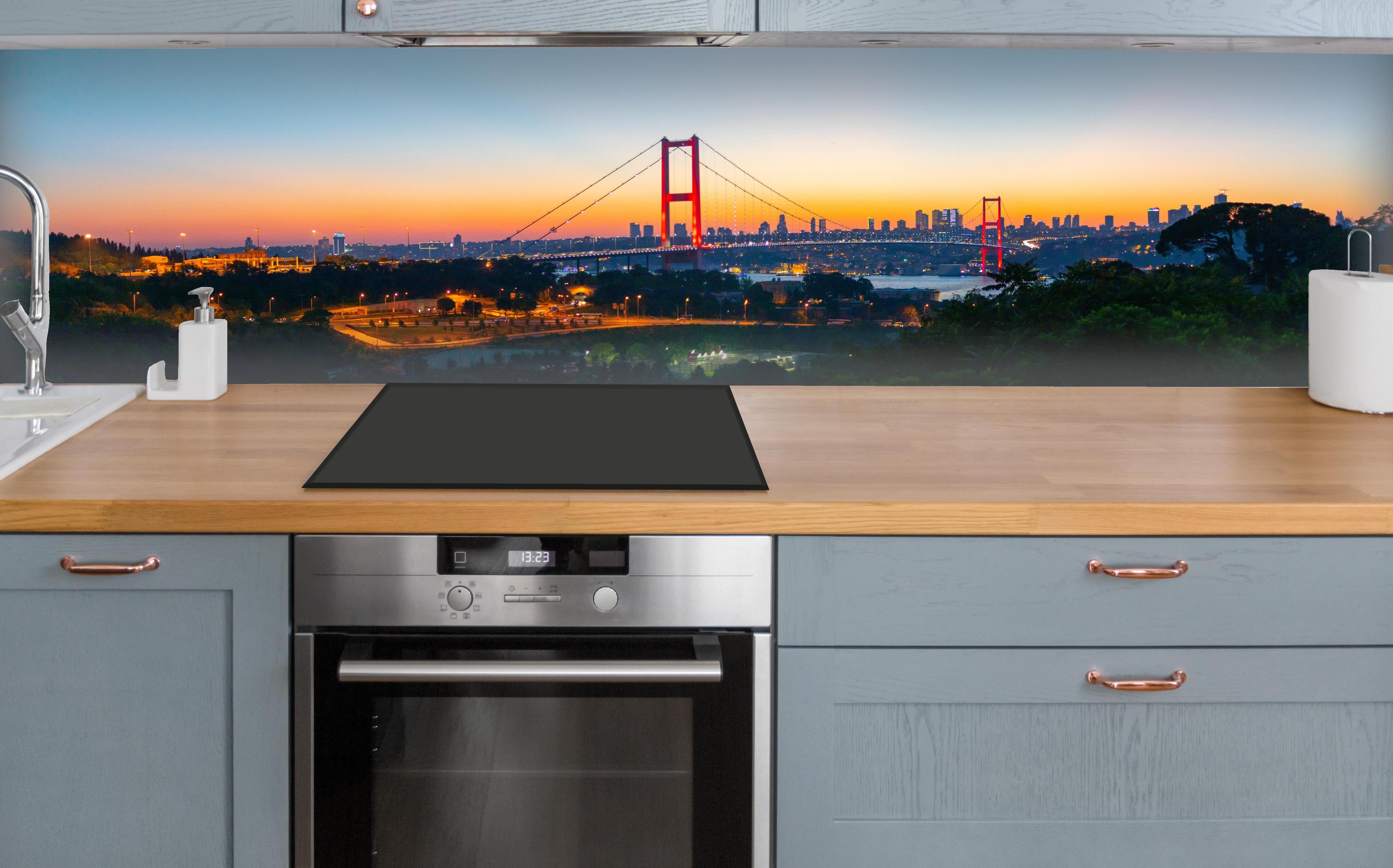 Küche - Istanbul Skyline Sonnenuntergang über polierter Holzarbeitsplatte mit Cerankochfeld