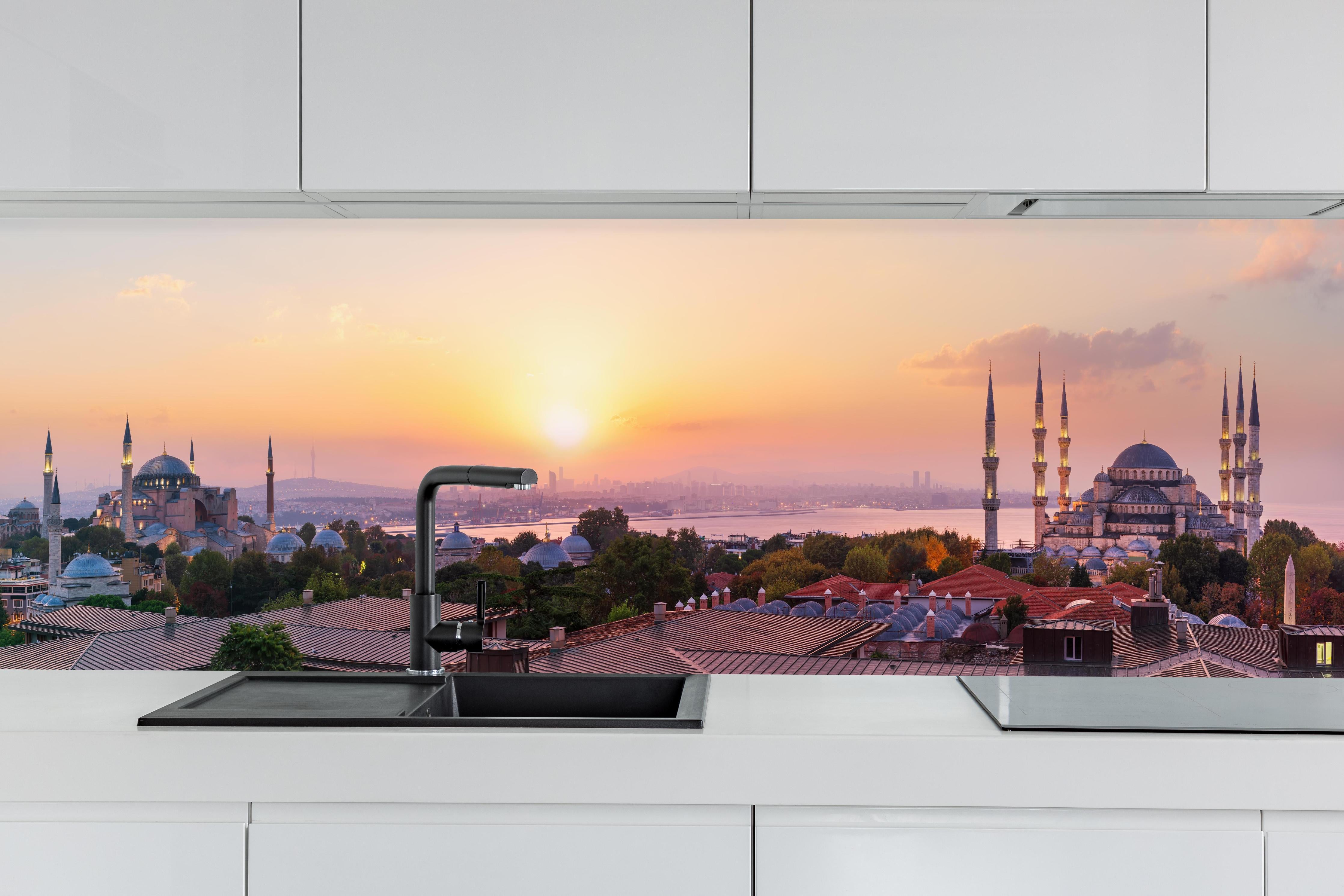 Küche - Istanbul Skyline bei Sonnenuntergang hinter weißen Hochglanz-Küchenregalen und schwarzem Wasserhahn