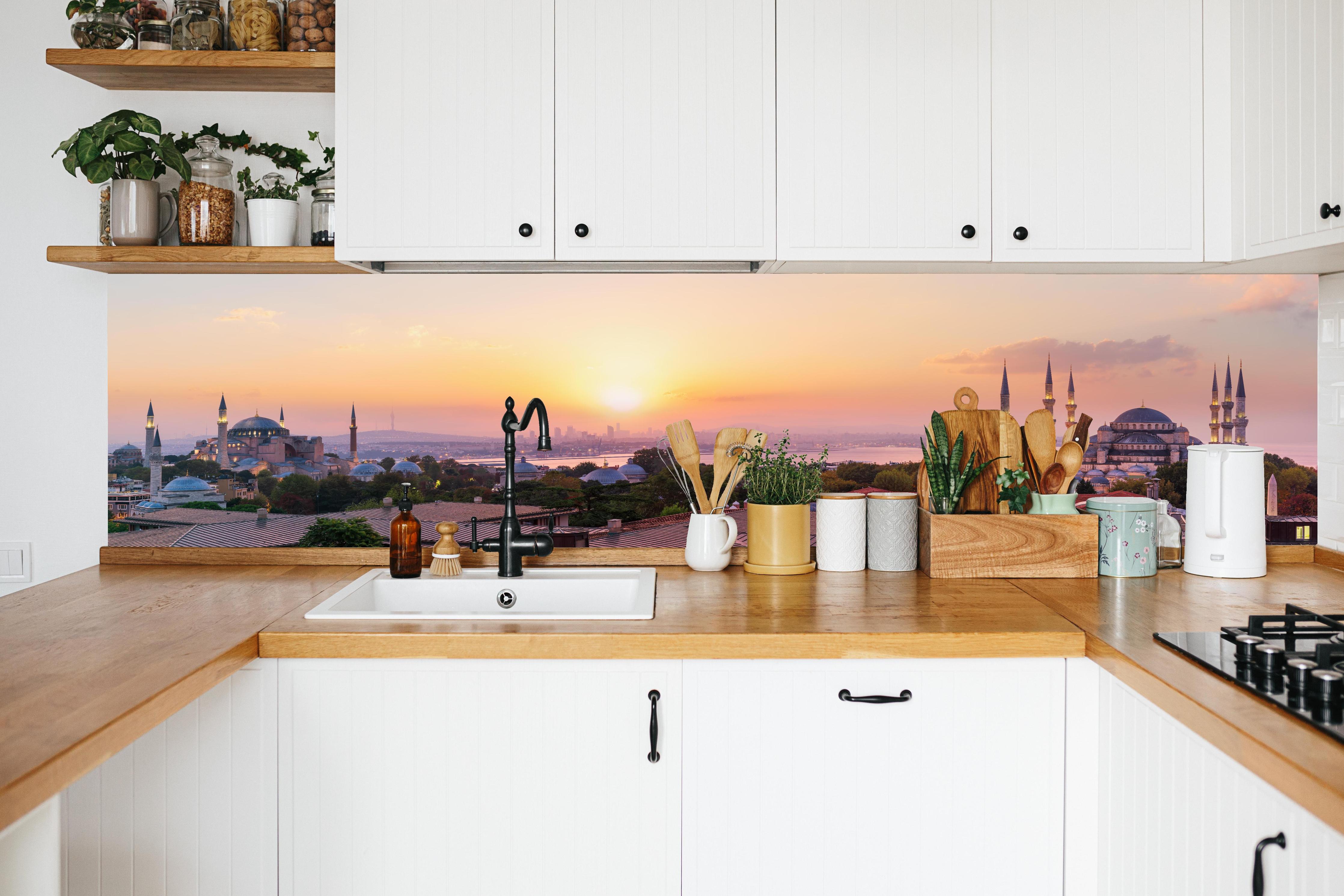 Küche - Istanbul Skyline bei Sonnenuntergang in weißer Küche hinter Gewürzen und Kochlöffeln aus Holz