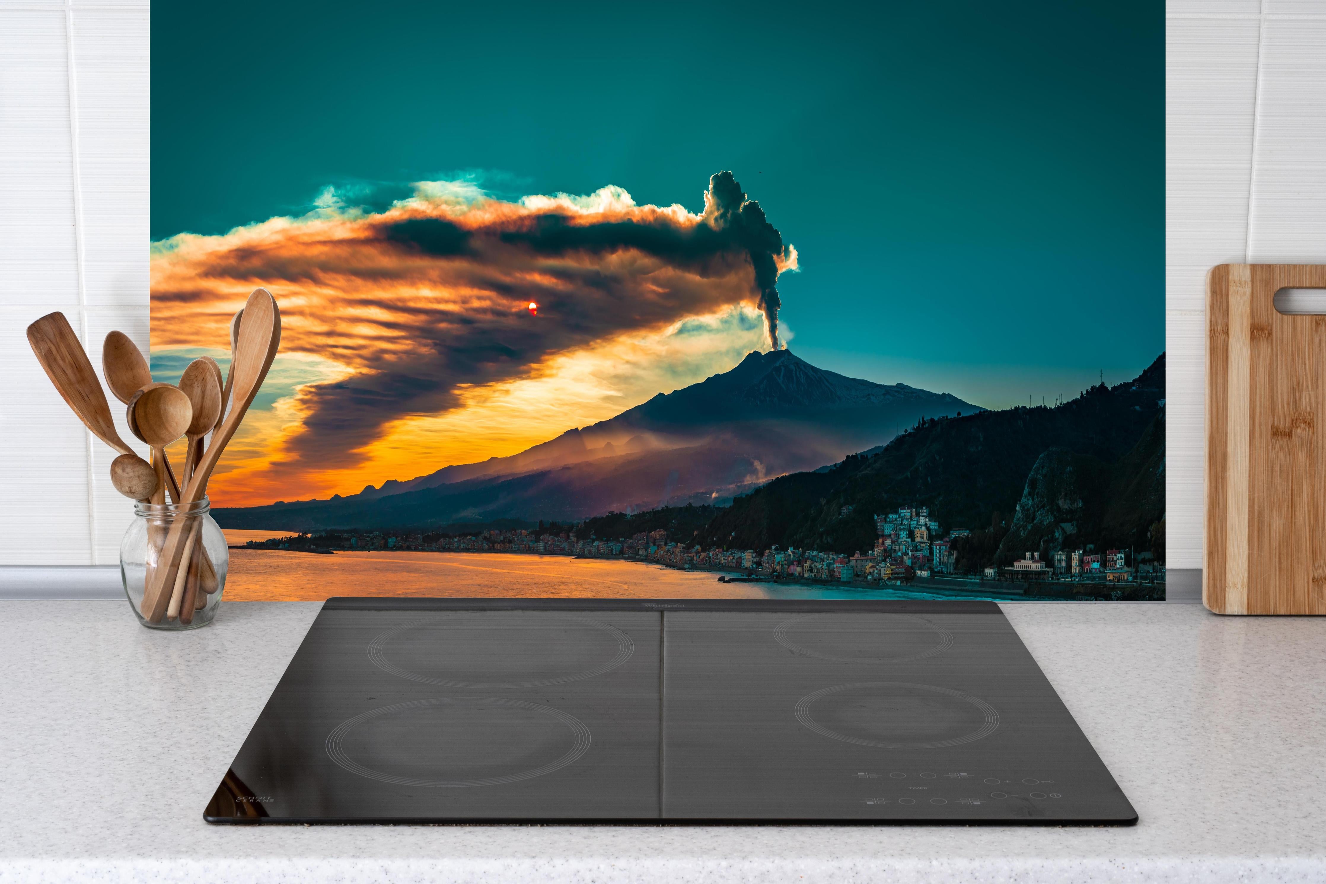Küche - Italienische Küste mit Vulkan hinter Cerankochfeld und Holz-Kochutensilien