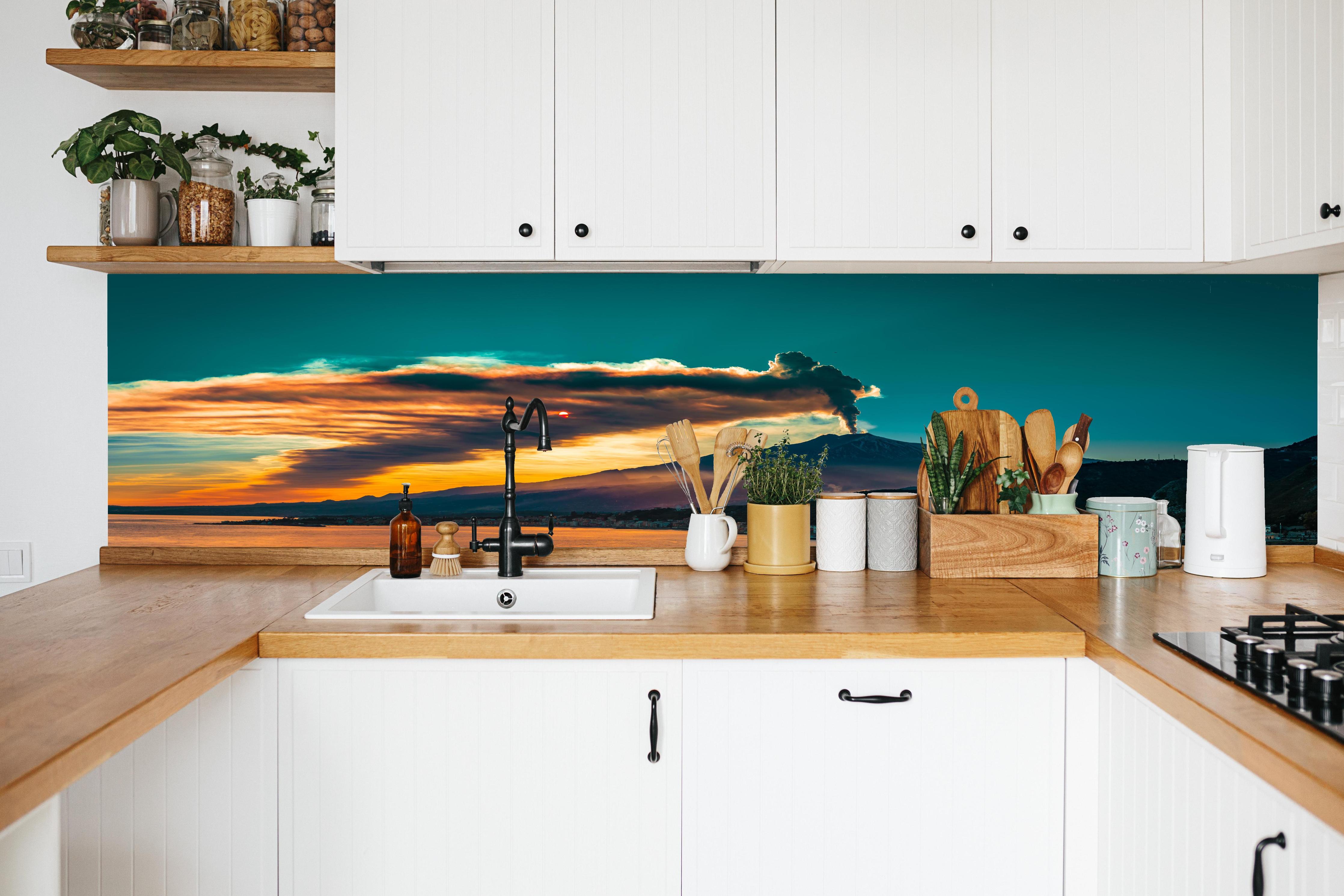 Küche - Italienische Küste mit Vulkan in weißer Küche hinter Gewürzen und Kochlöffeln aus Holz