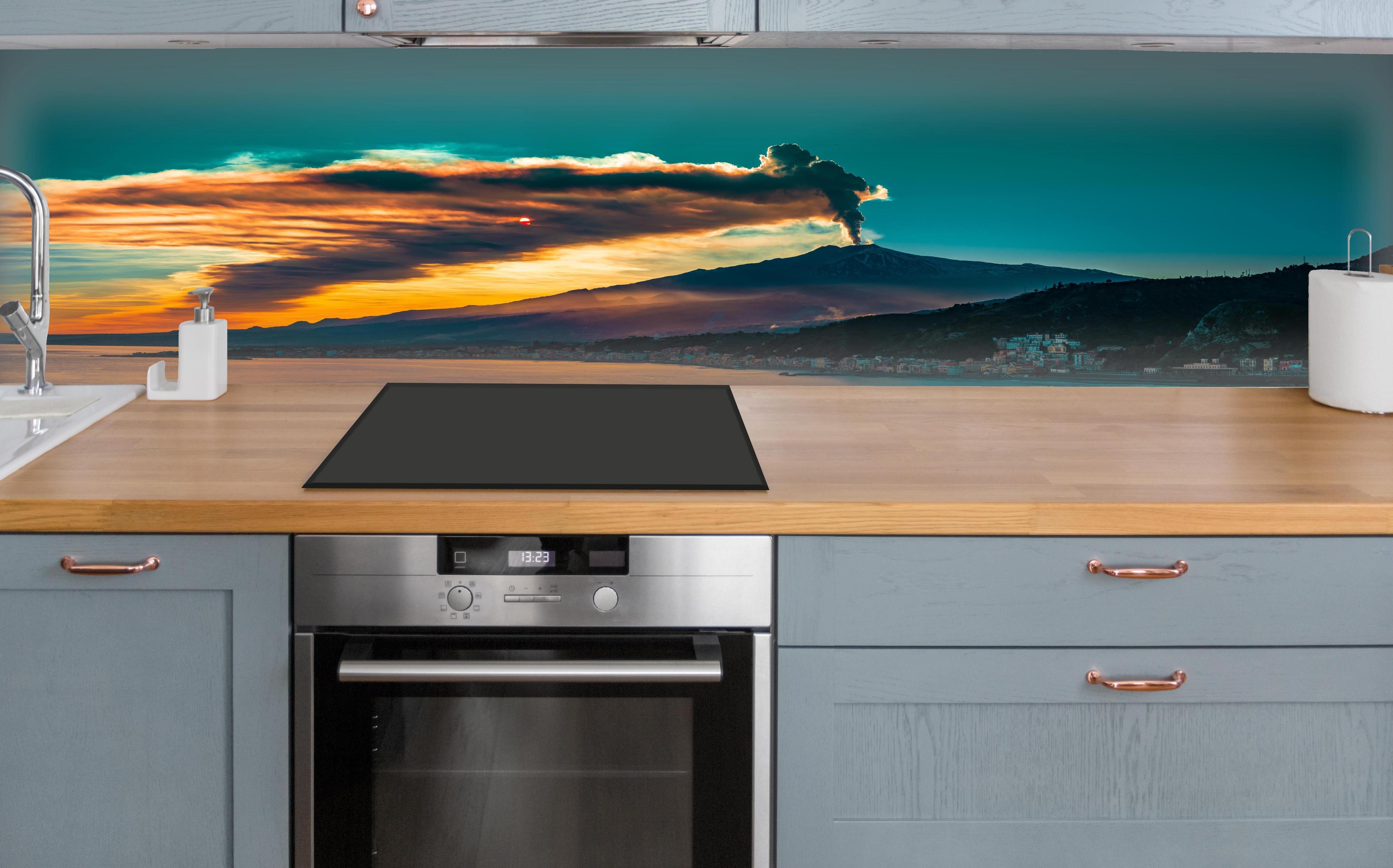 Küche - Italienische Küste mit Vulkan über polierter Holzarbeitsplatte mit Cerankochfeld