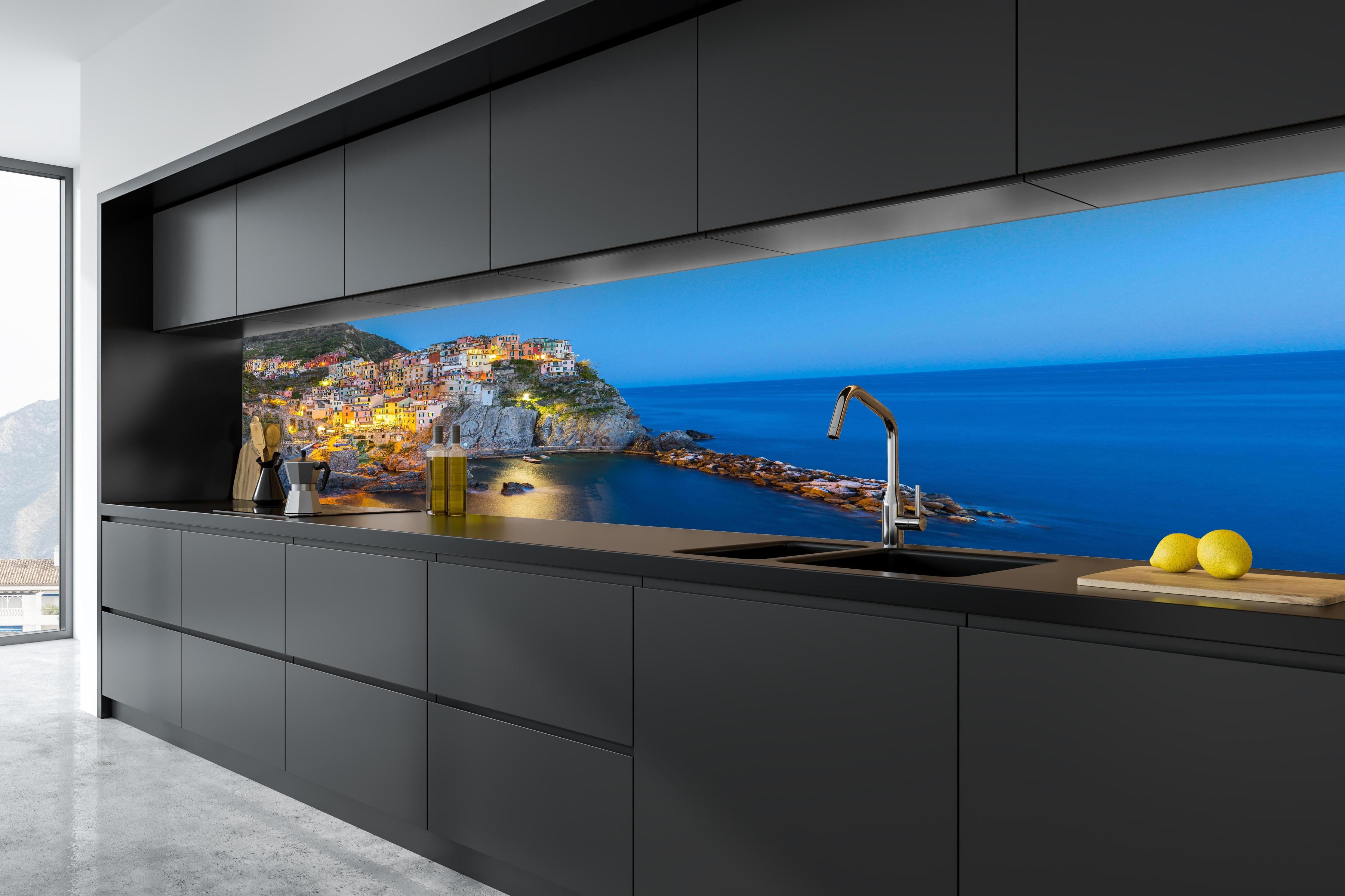 Küche - Italienische Küstenstadt bei Abendlicht in tiefschwarzer matt-premium Einbauküche