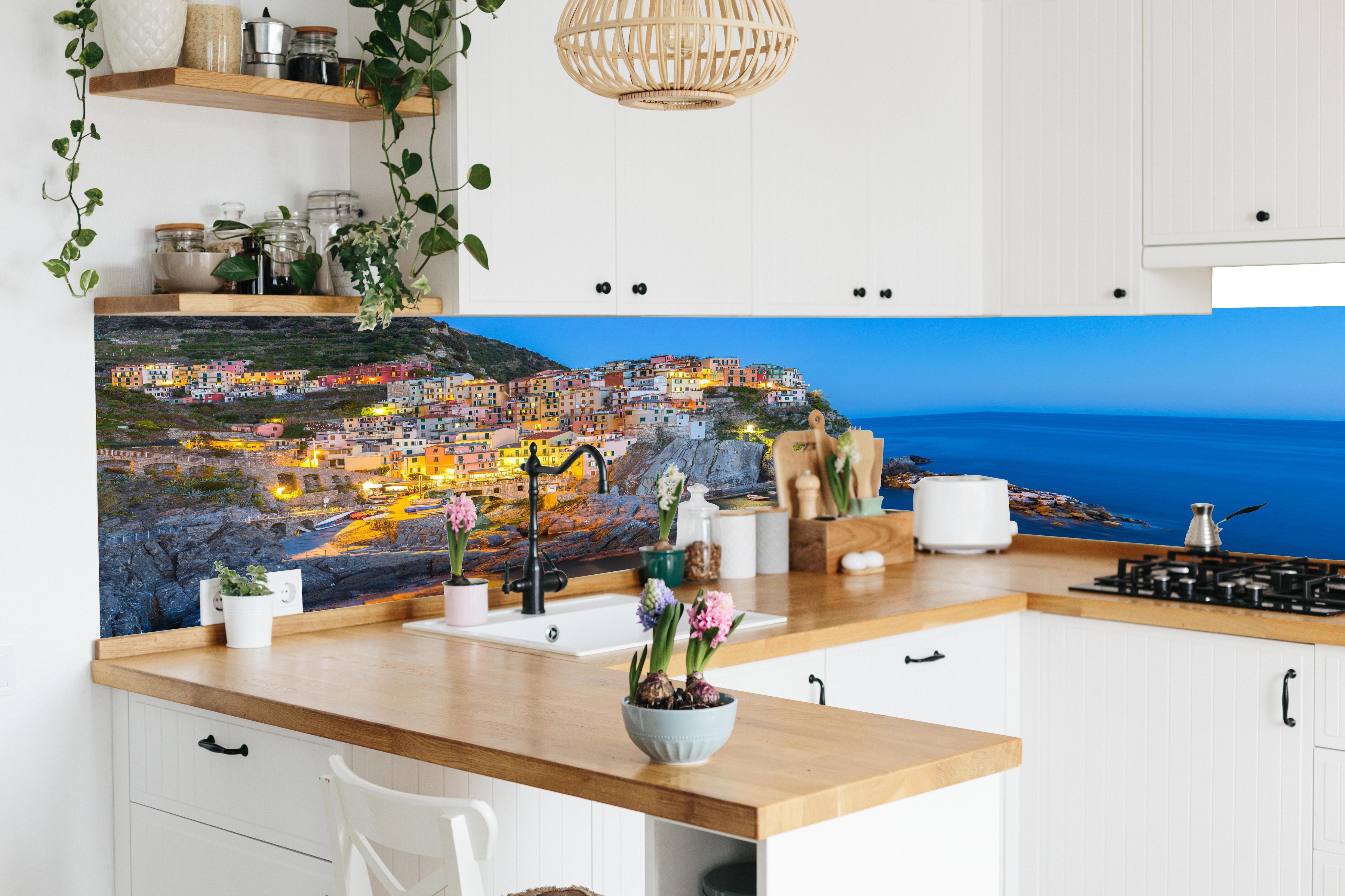 Küche - Italienische Küstenstadt bei Abendlicht in lebendiger Küche mit bunten Blumen