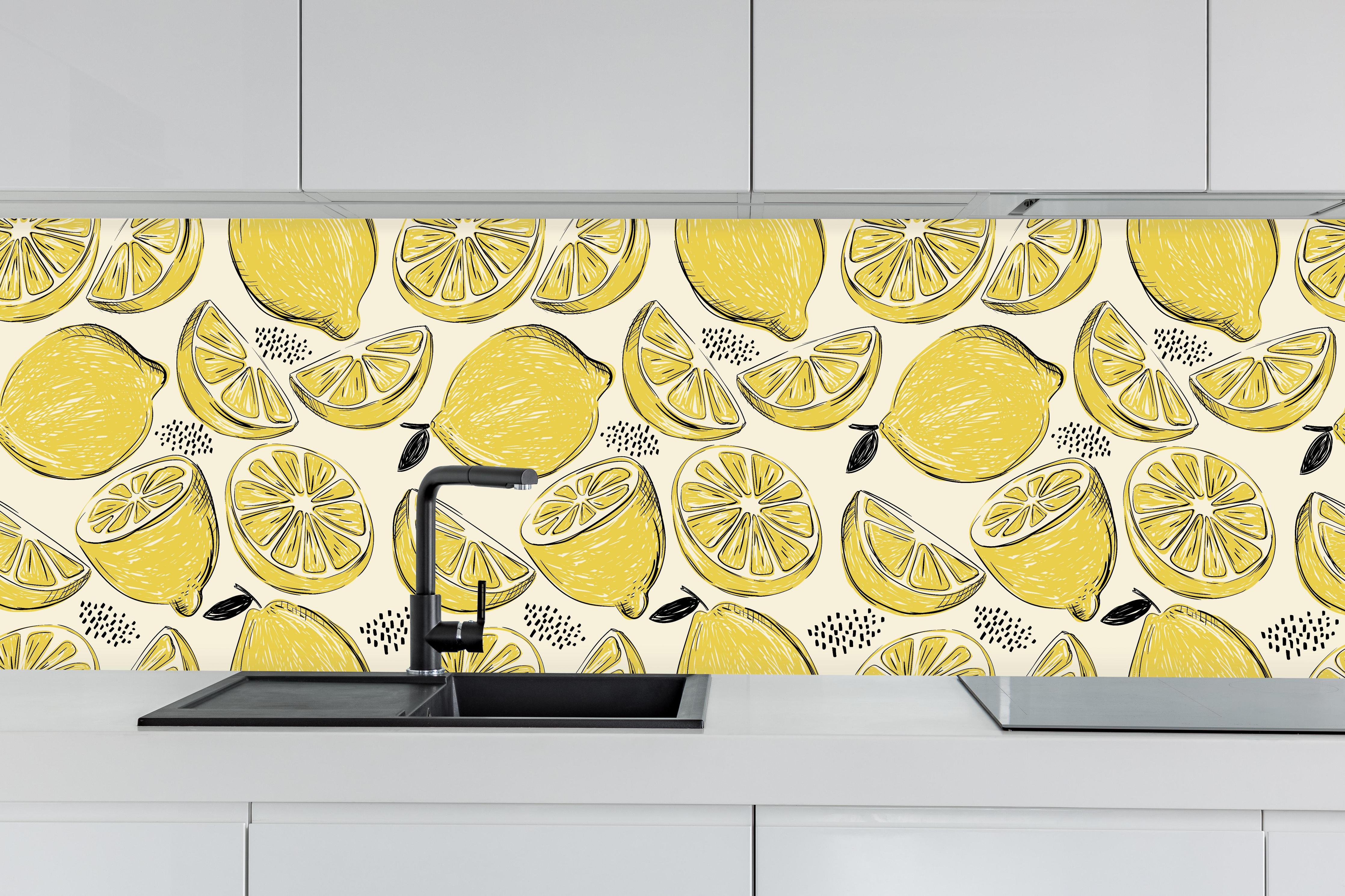 Küche - Italienisches Zitronen-Muster Gelb hinter weißen Hochglanz-Küchenregalen und schwarzem Wasserhahn