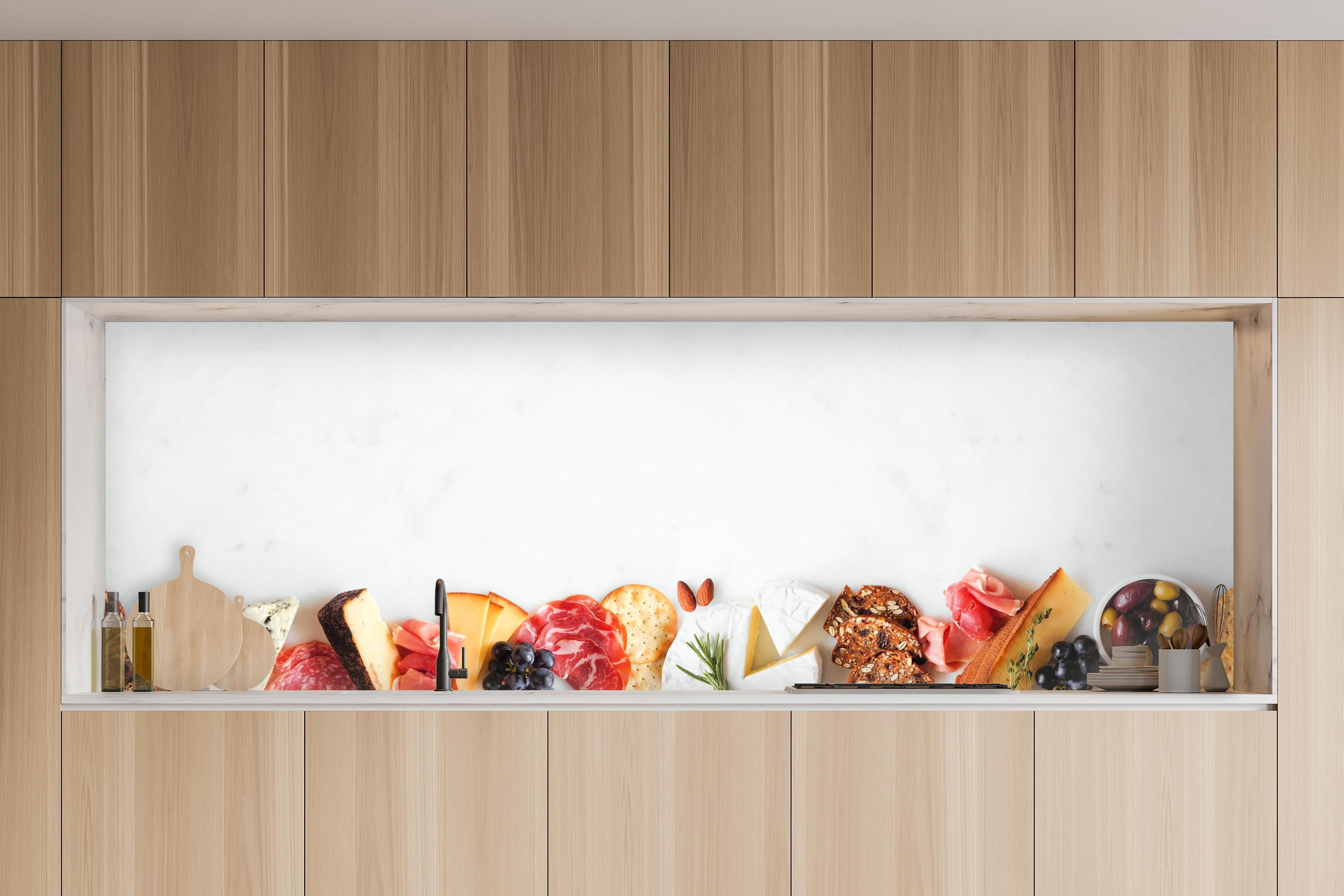 Küche - Käse und Antipasti auf Weiß in charakteristischer Vollholz-Küche mit modernem Gasherd