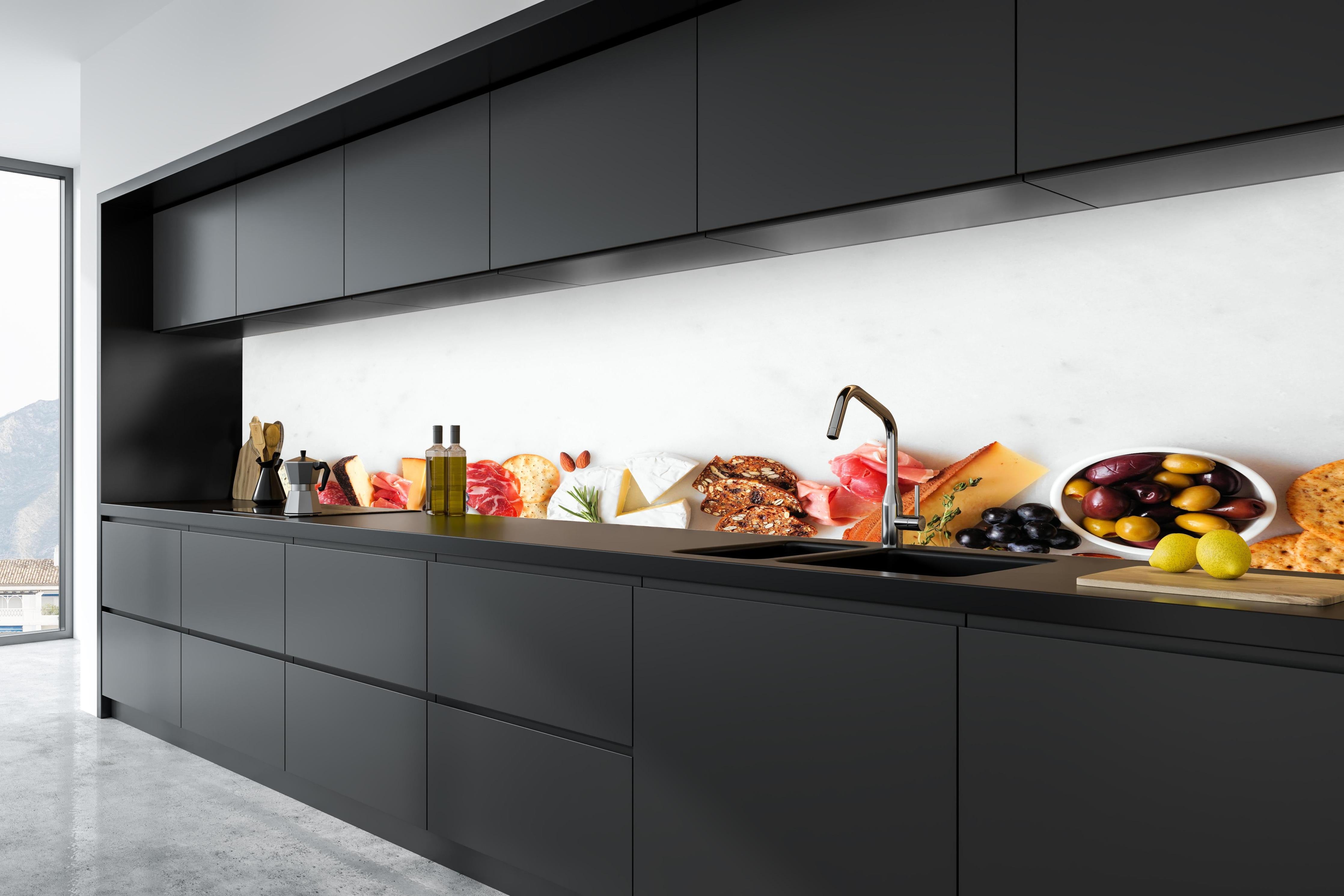 Küche - Käse und Antipasti auf Weiß in tiefschwarzer matt-premium Einbauküche