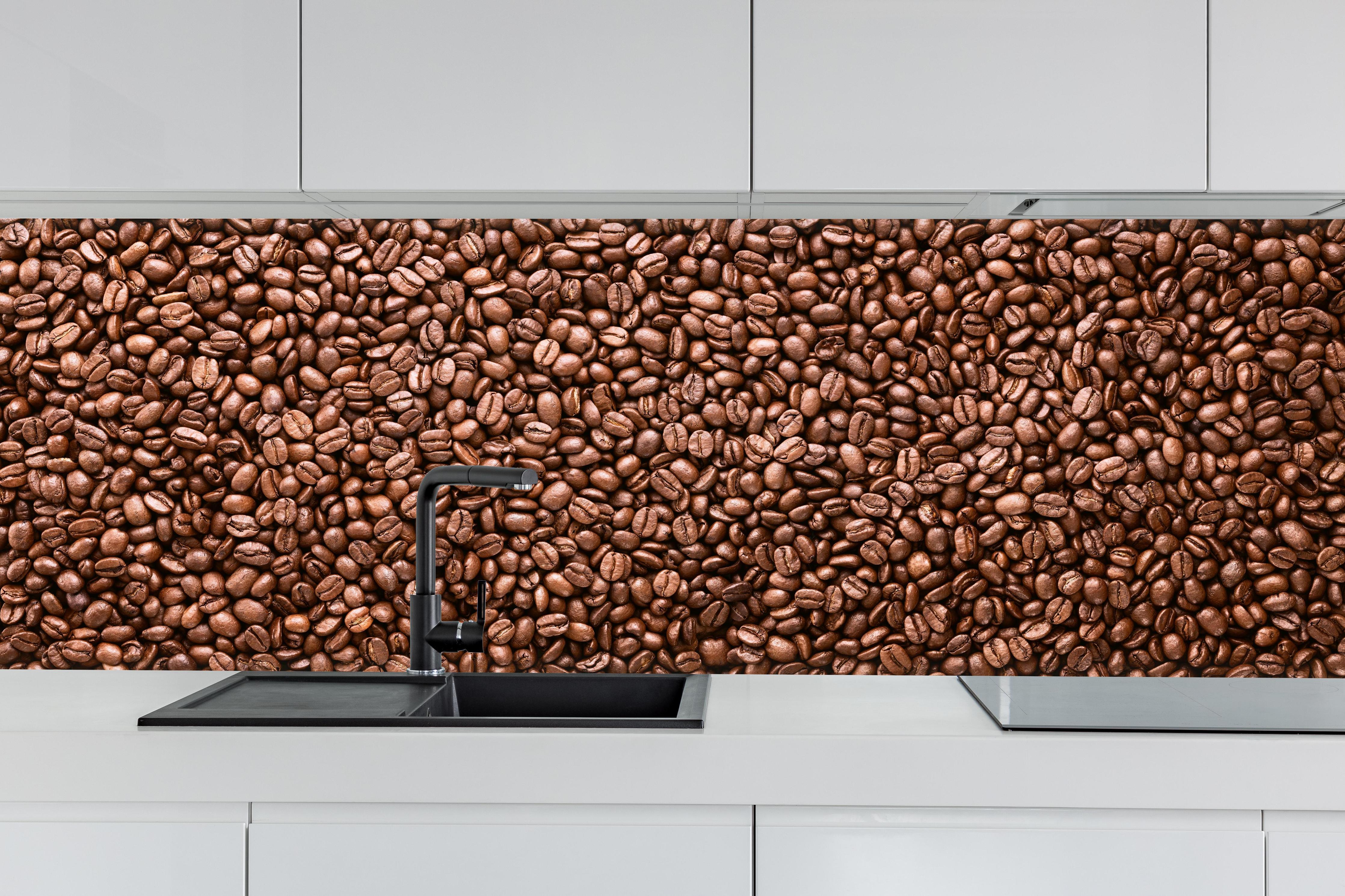 Küche - Kaffee-Bohnen Braun-Textur hinter weißen Hochglanz-Küchenregalen und schwarzem Wasserhahn