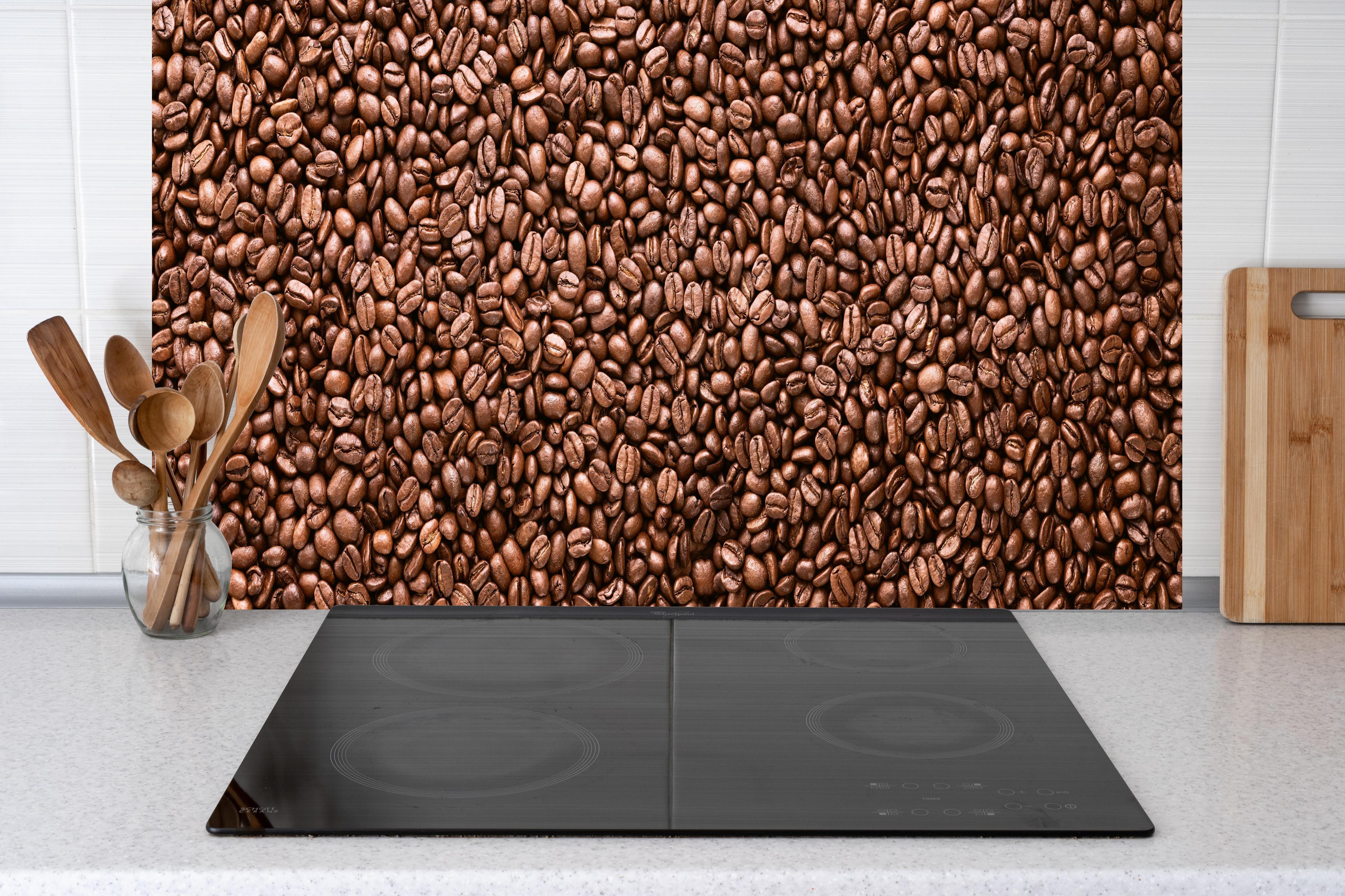 Küche - Kaffee-Bohnen Braun-Textur hinter Cerankochfeld und Holz-Kochutensilien