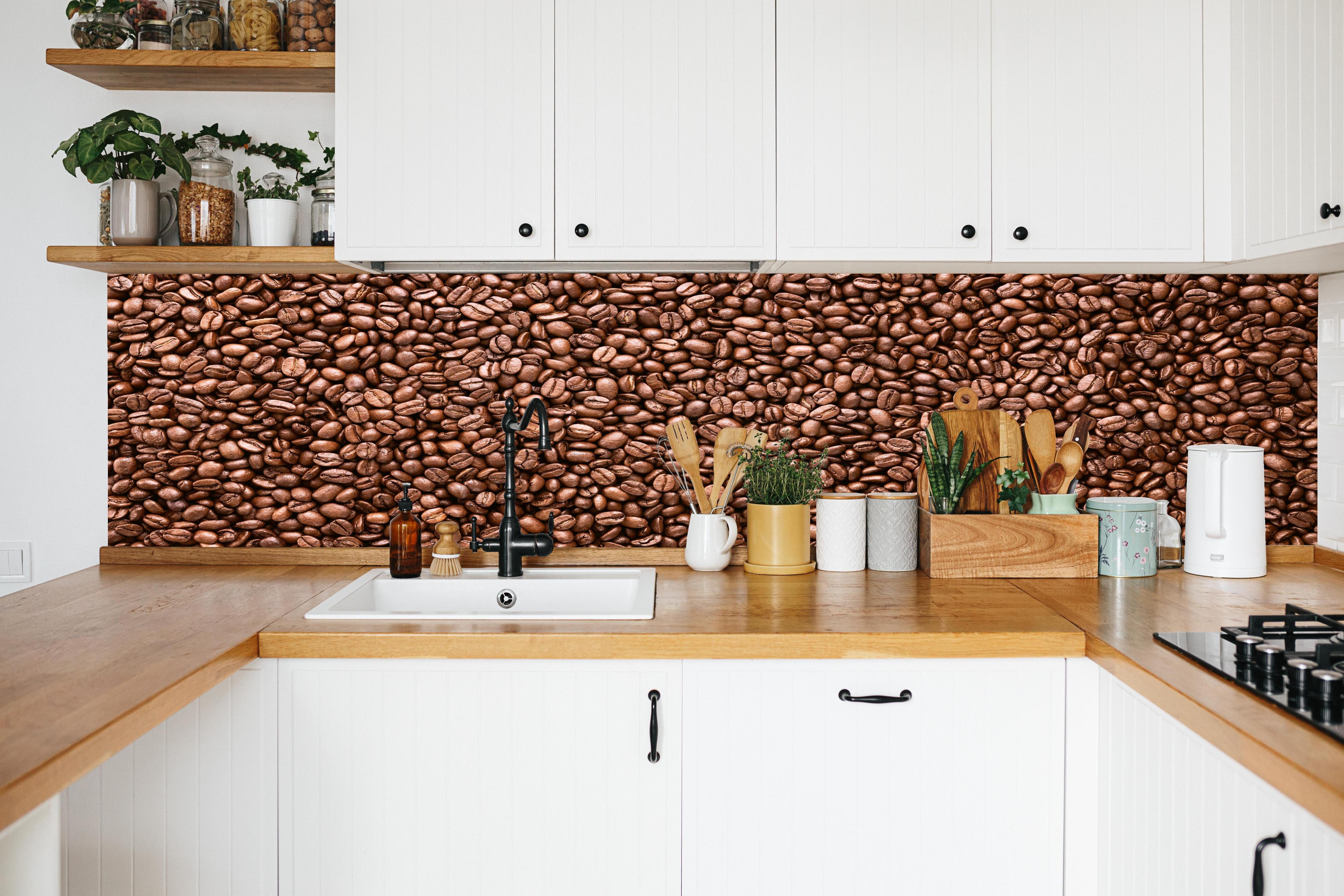 Küche - Kaffee-Bohnen Braun-Textur in weißer Küche hinter Gewürzen und Kochlöffeln aus Holz