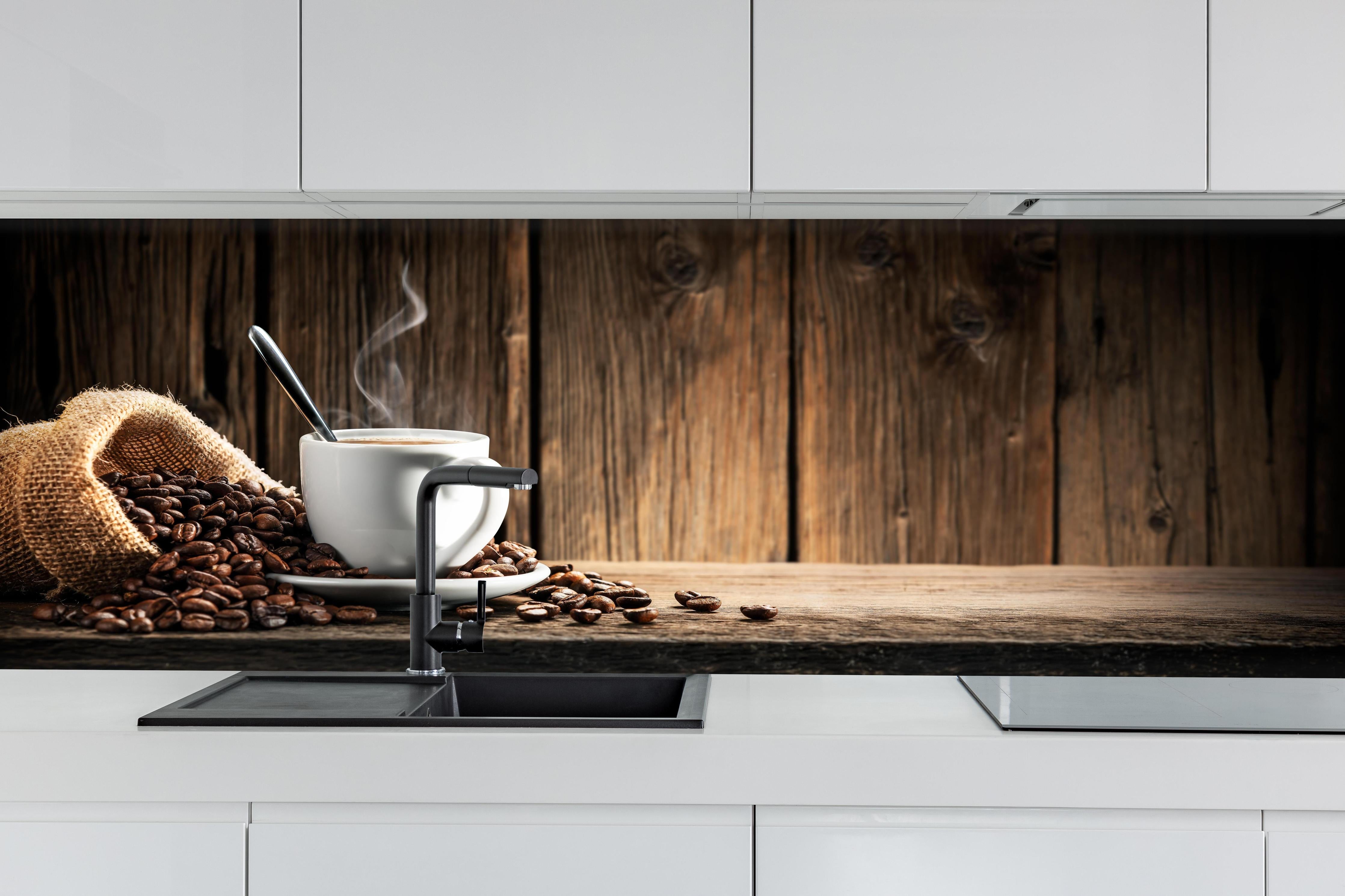 Küche - Kaffee Stillleben Braun Weiß hinter weißen Hochglanz-Küchenregalen und schwarzem Wasserhahn