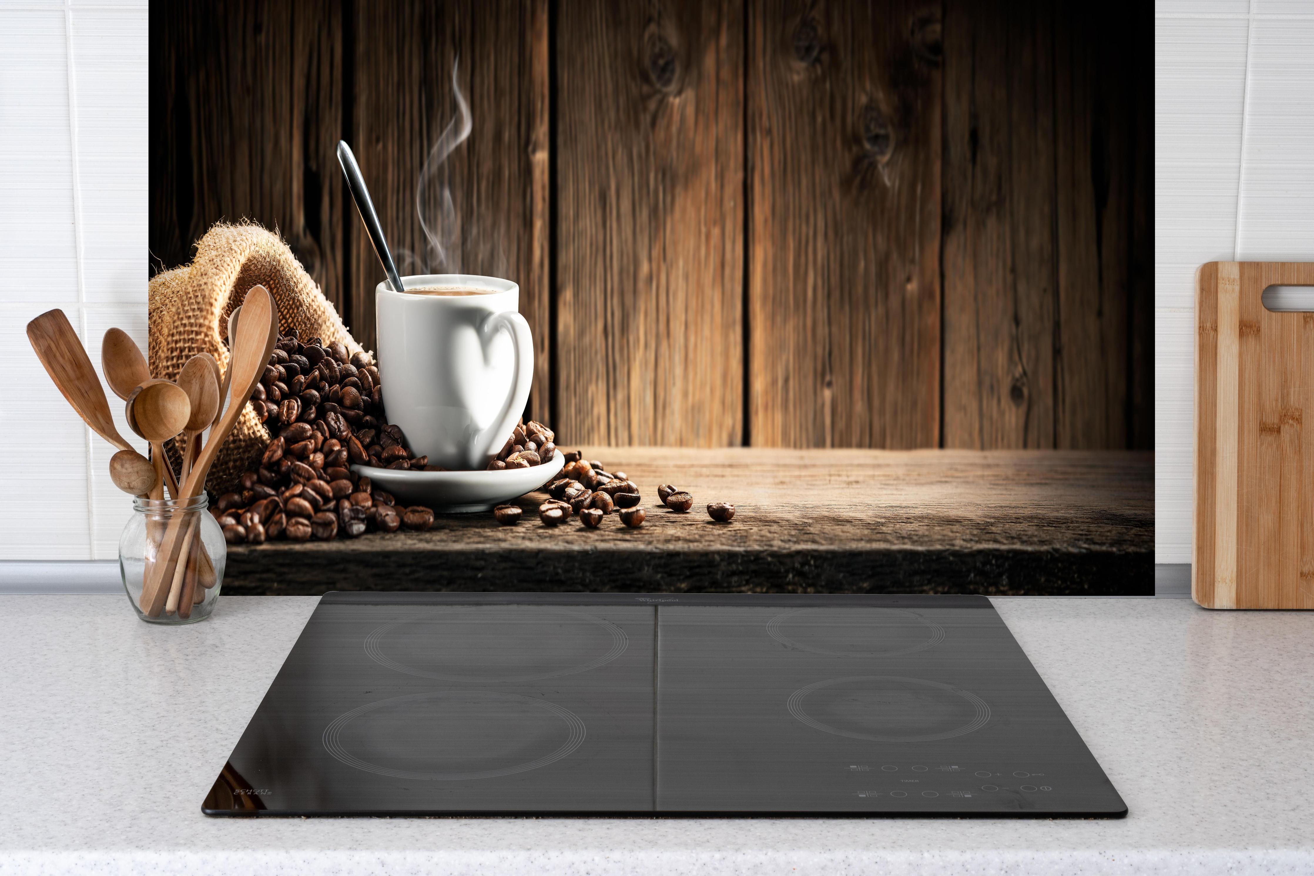 Küche - Kaffee Stillleben Braun Weiß hinter Cerankochfeld und Holz-Kochutensilien