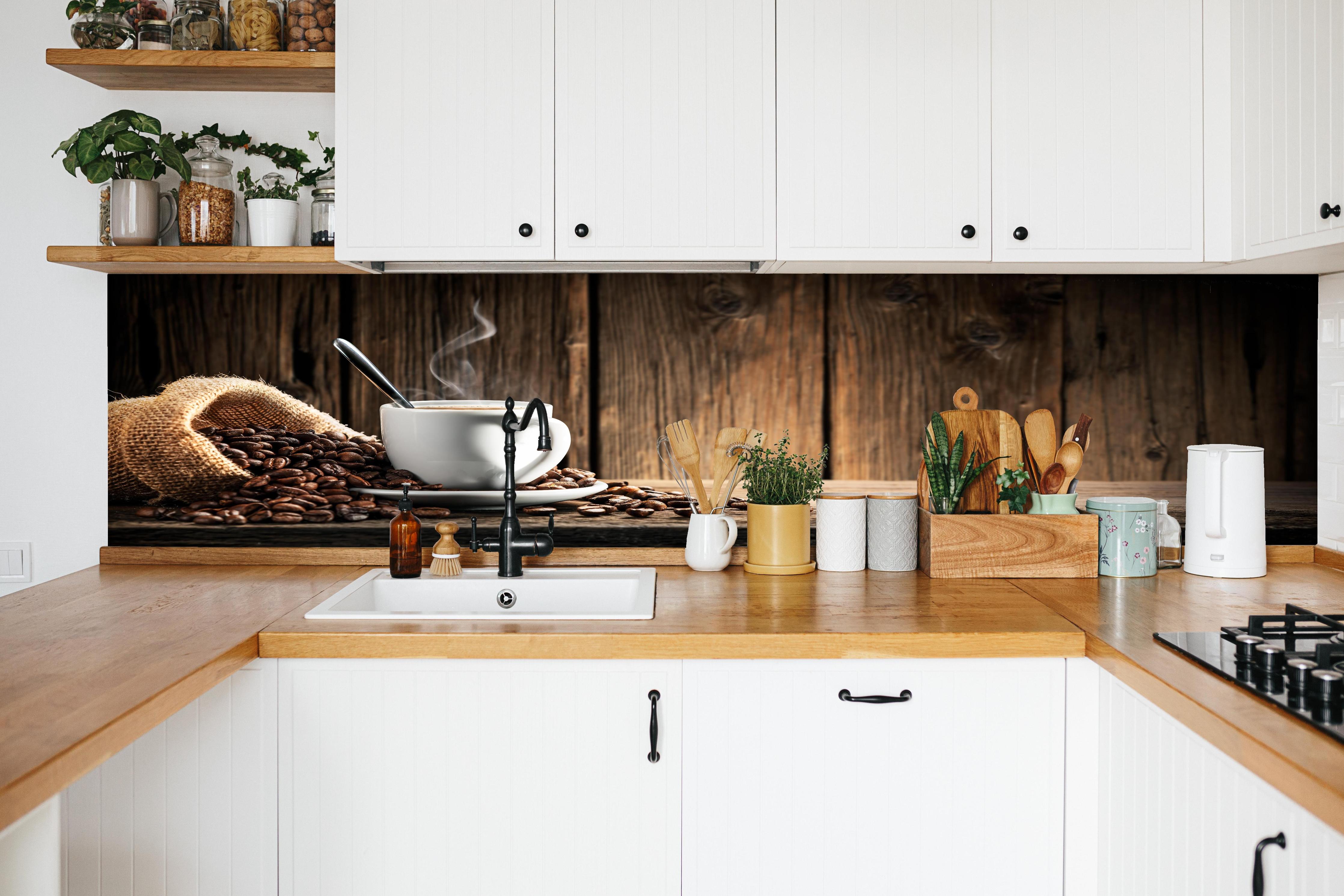 Küche - Kaffee Stillleben Braun Weiß in weißer Küche hinter Gewürzen und Kochlöffeln aus Holz