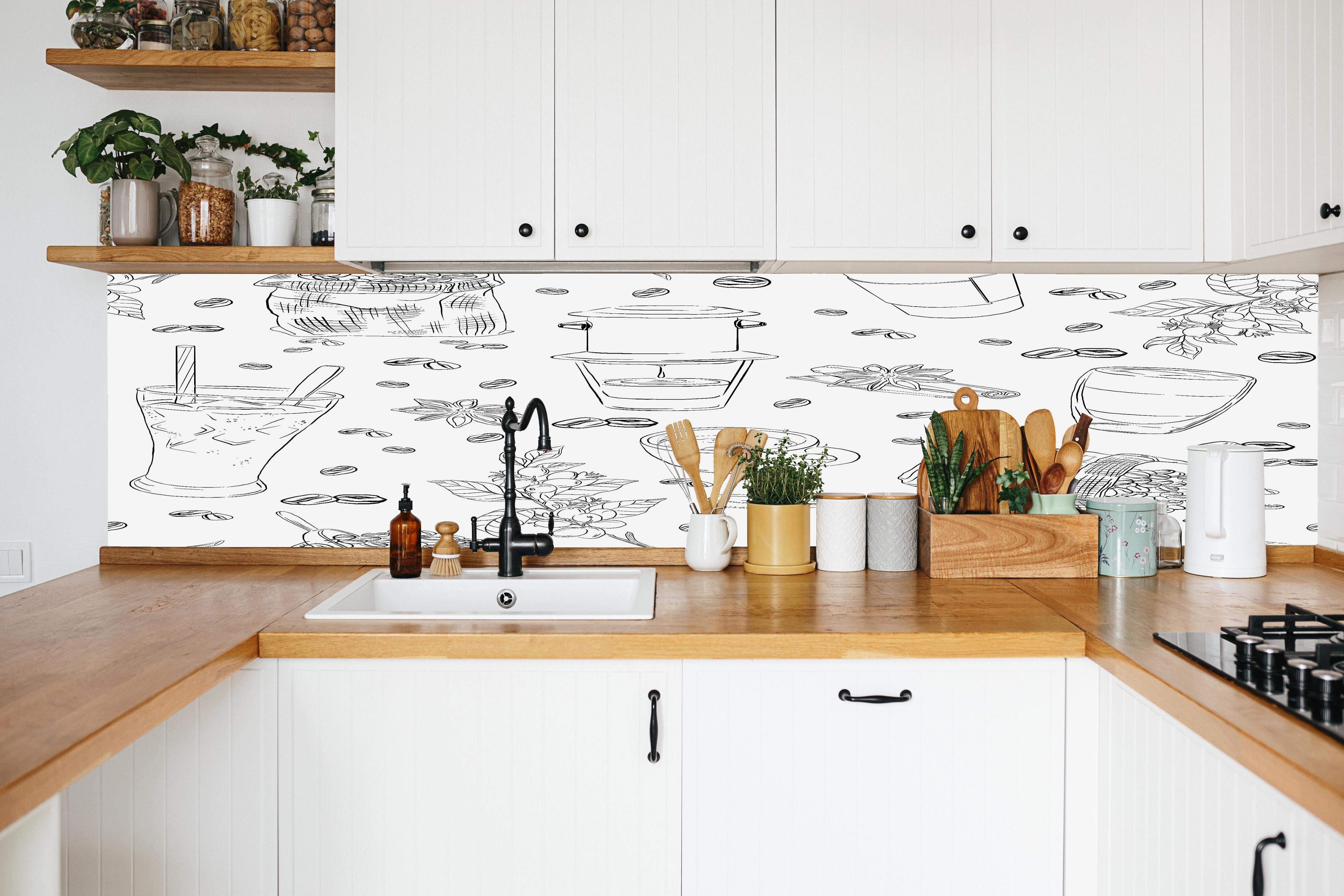 Küche - Kaffee & Gewürze Schwarz-Weiß in weißer Küche hinter Gewürzen und Kochlöffeln aus Holz