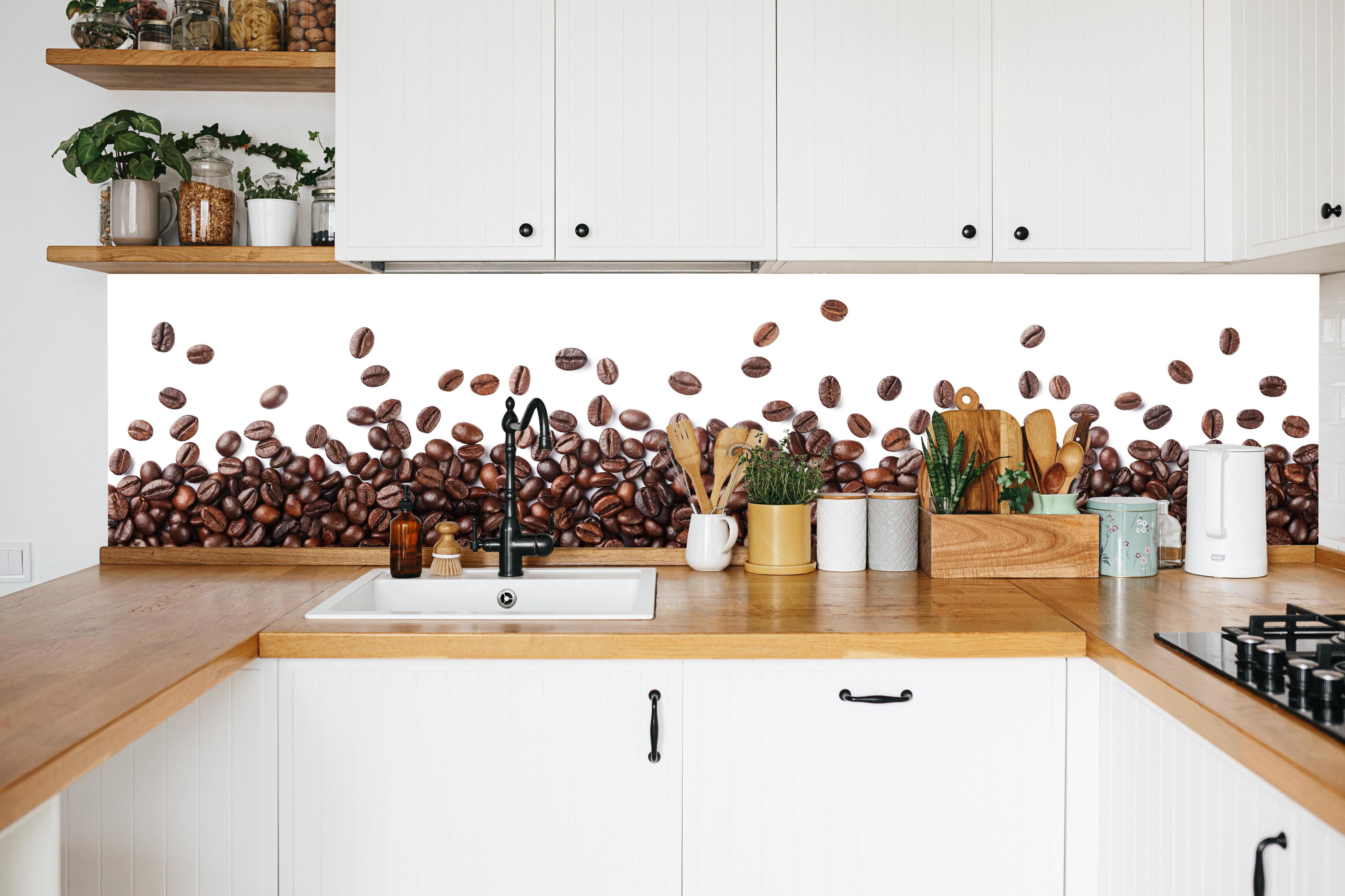 Küche - Kaffeebohnen Bordüre Braun in weißer Küche hinter Gewürzen und Kochlöffeln aus Holz