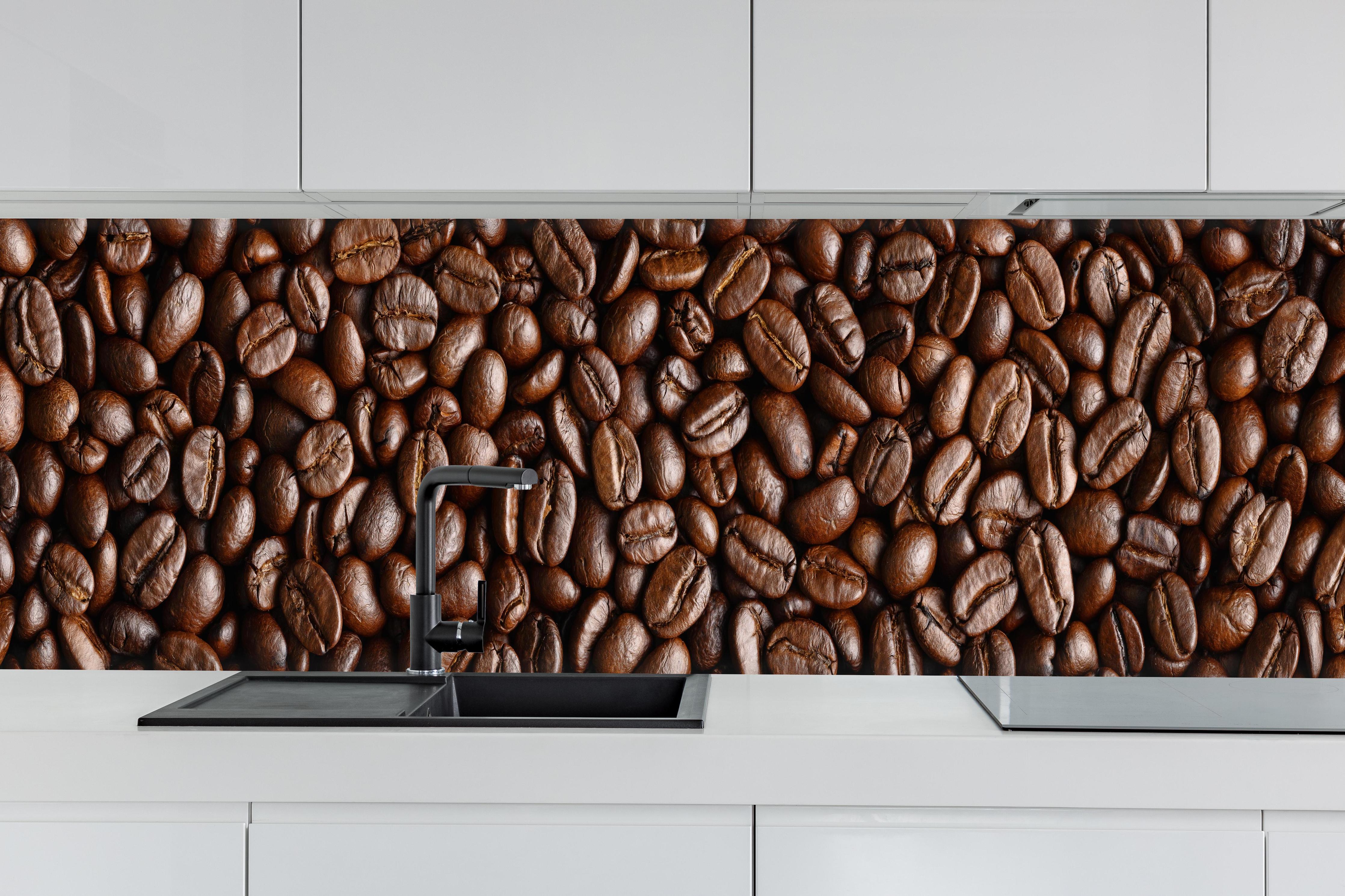 Küche - Kaffeebohnen Braun-Textur hinter weißen Hochglanz-Küchenregalen und schwarzem Wasserhahn