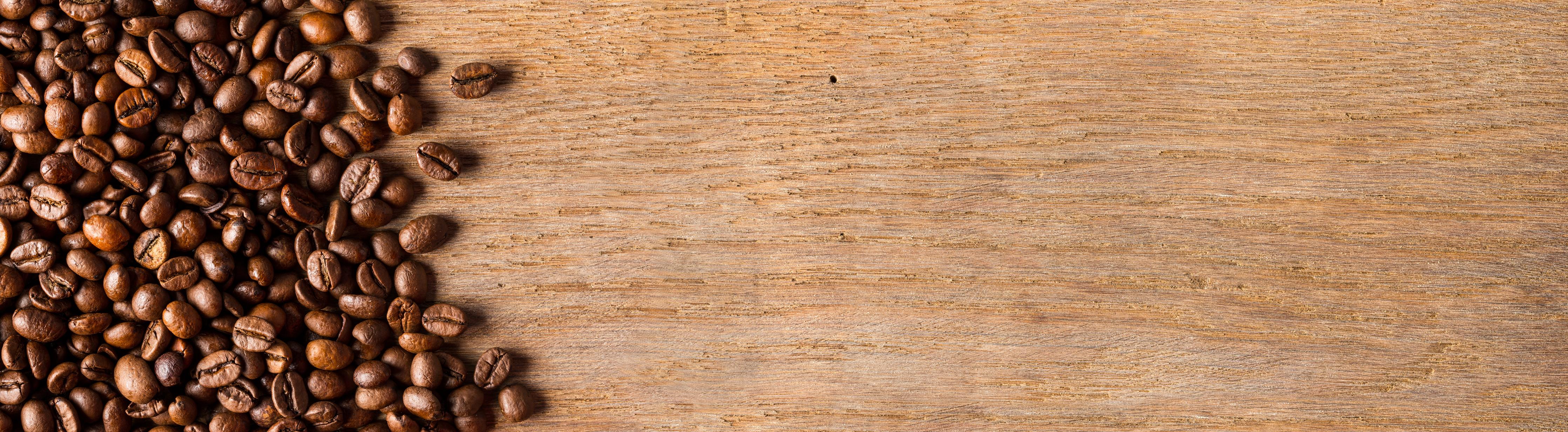 Küchenrückwand-Kaffeebohnen auf Holz