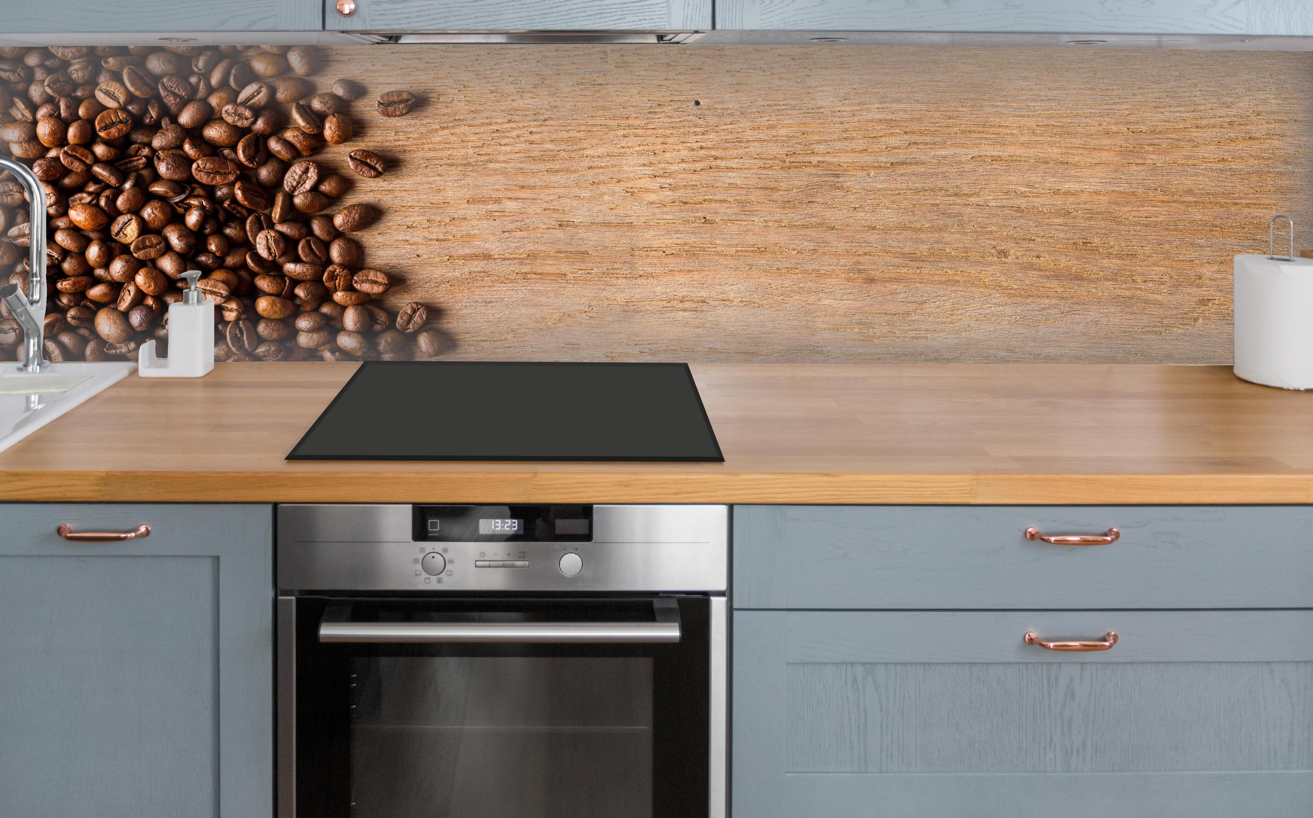 Küche - Kaffeebohnen auf Holz über polierter Holzarbeitsplatte mit Cerankochfeld