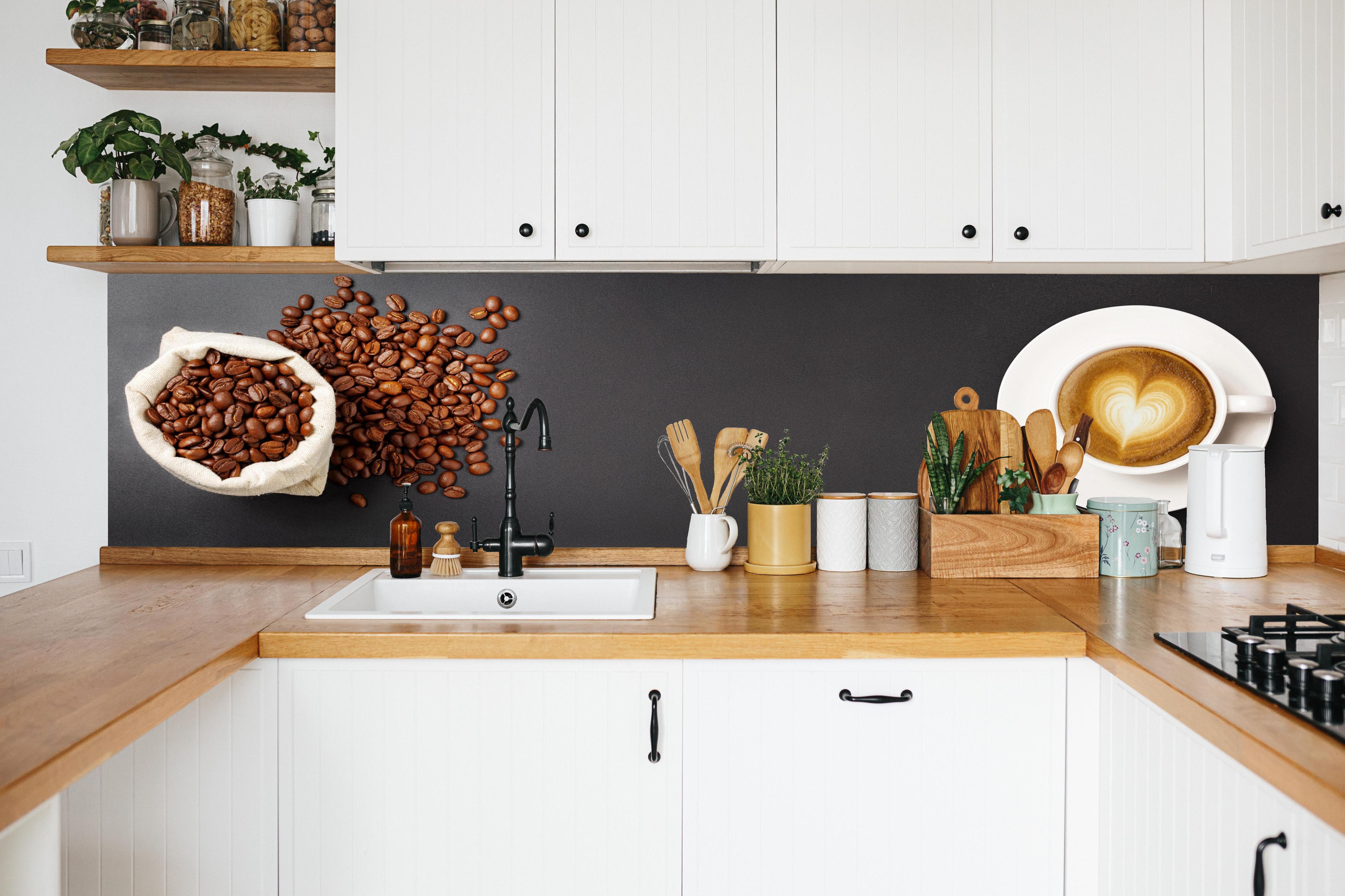 Küche - Kaffeebohnen und Cappuccino Braun-Weiß in weißer Küche hinter Gewürzen und Kochlöffeln aus Holz