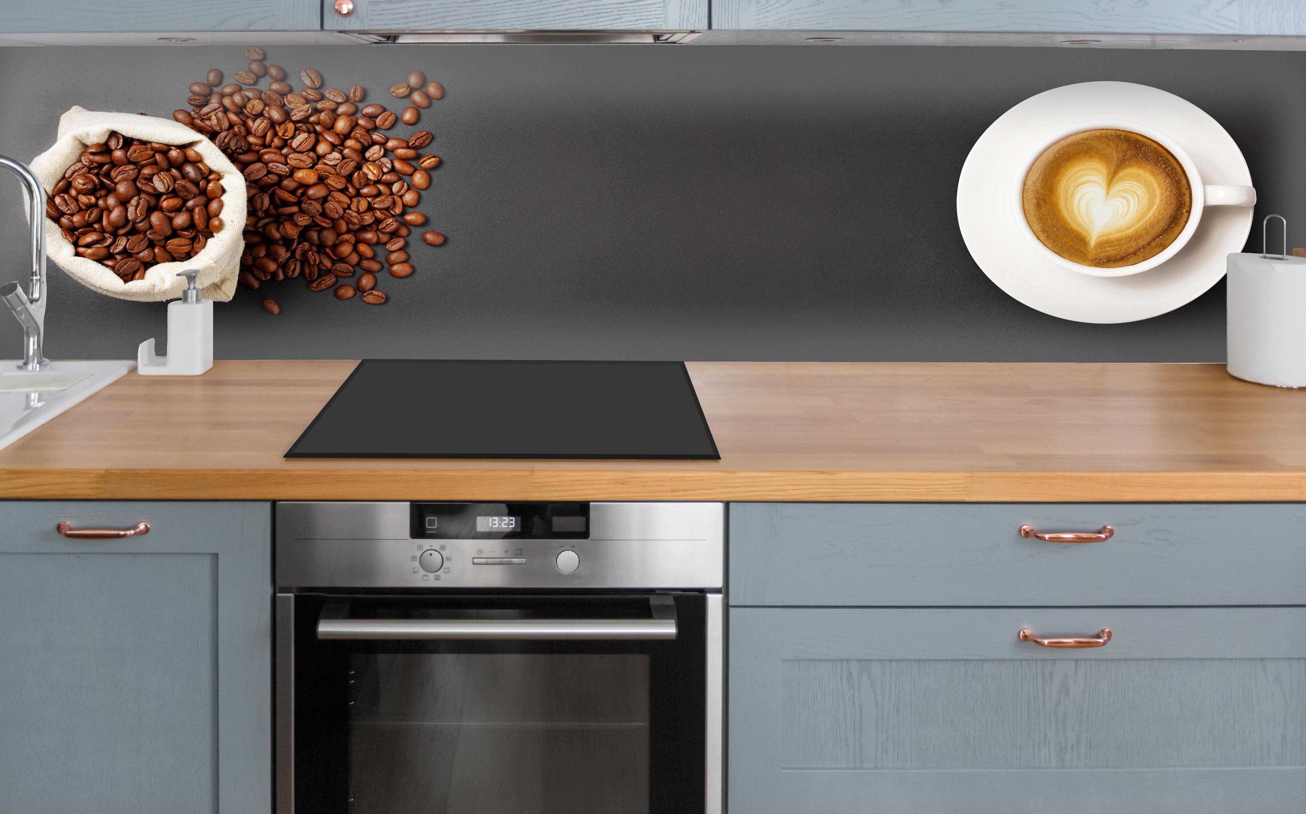 Küche - Kaffeebohnen und Cappuccino Braun-Weiß über polierter Holzarbeitsplatte mit Cerankochfeld