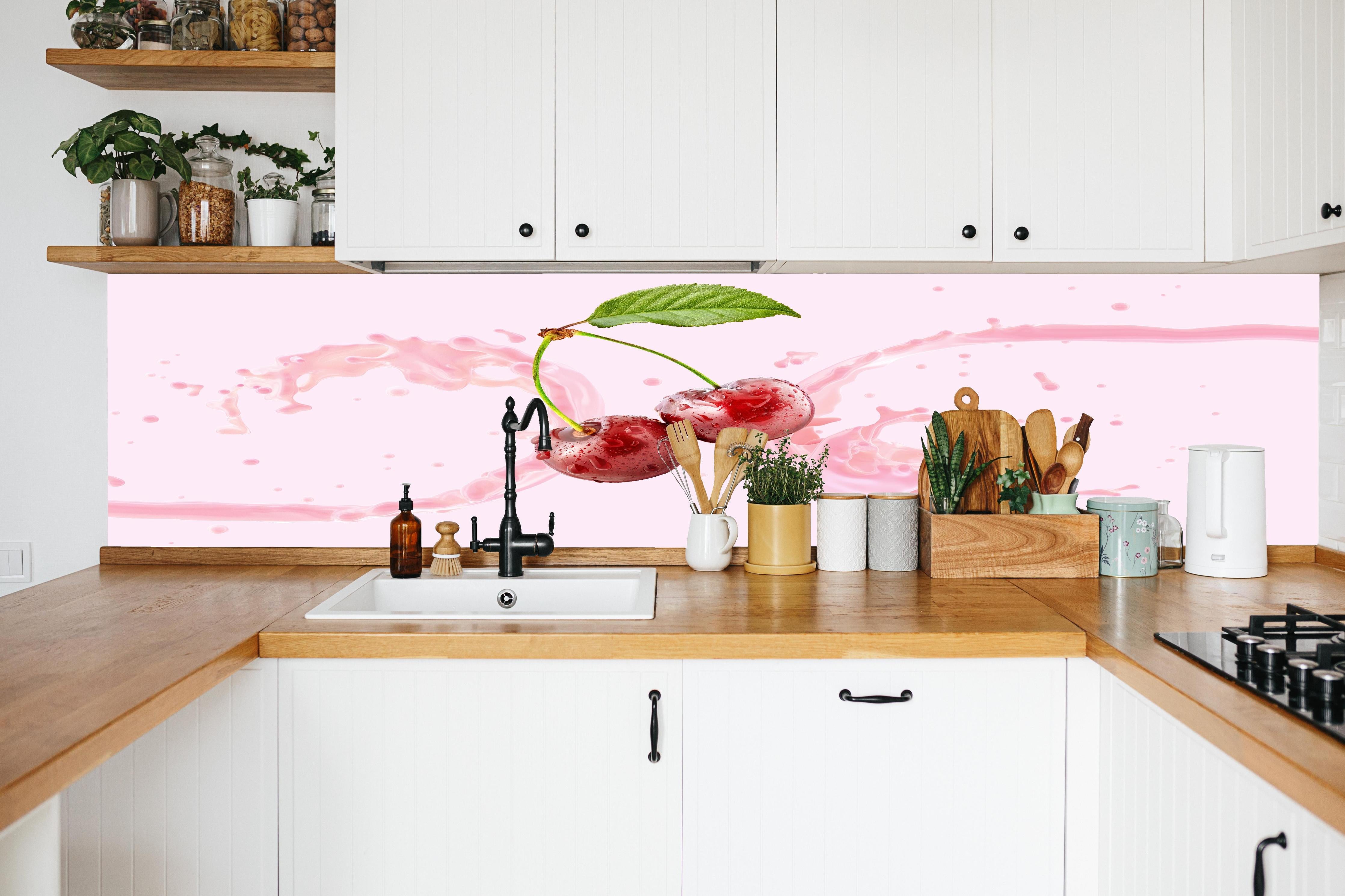 Küche - Kirsch-Milch-Splash in Rosa in weißer Küche hinter Gewürzen und Kochlöffeln aus Holz