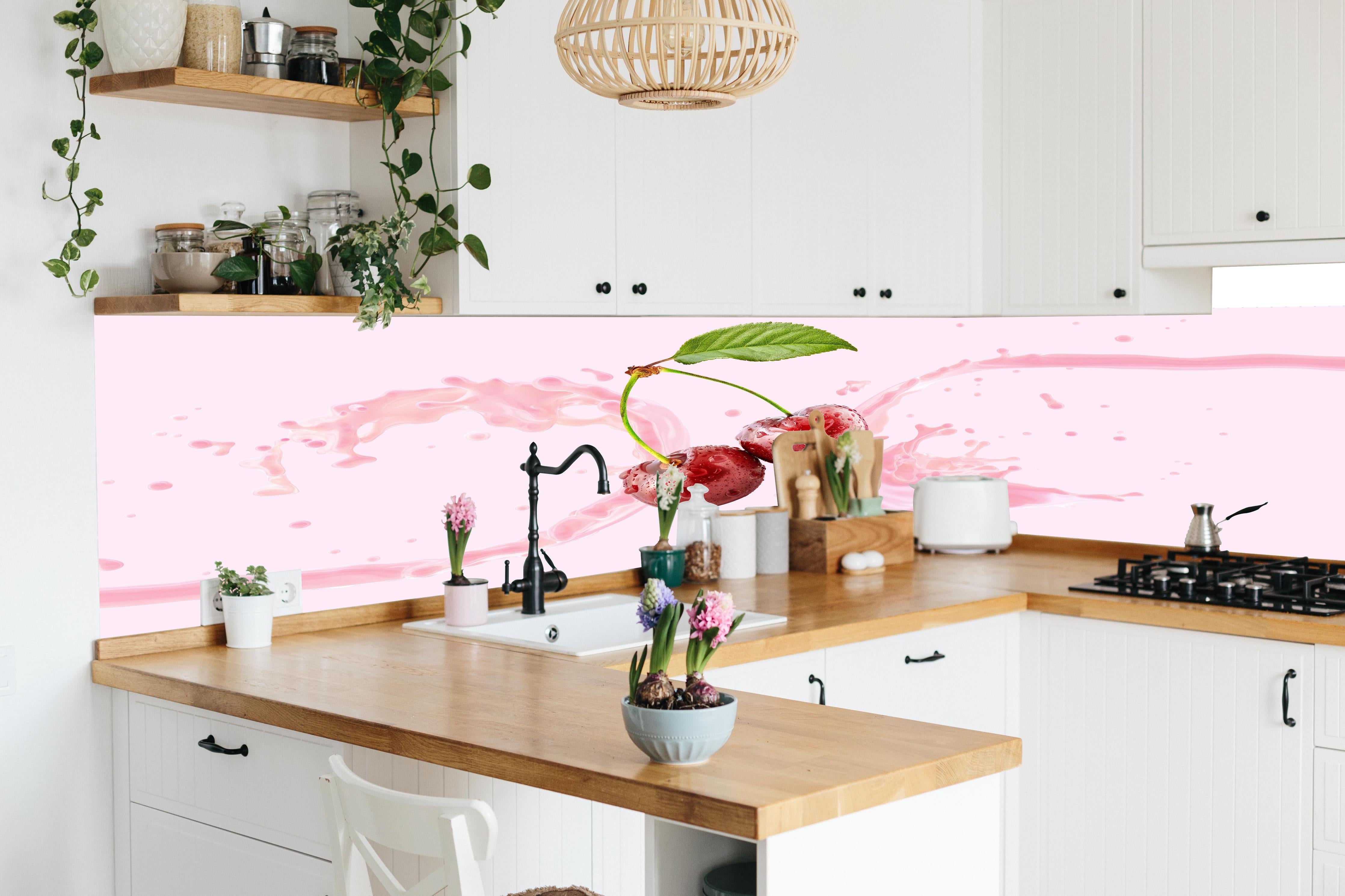 Küche - Kirsch-Milch-Splash in Rosa in lebendiger Küche mit bunten Blumen