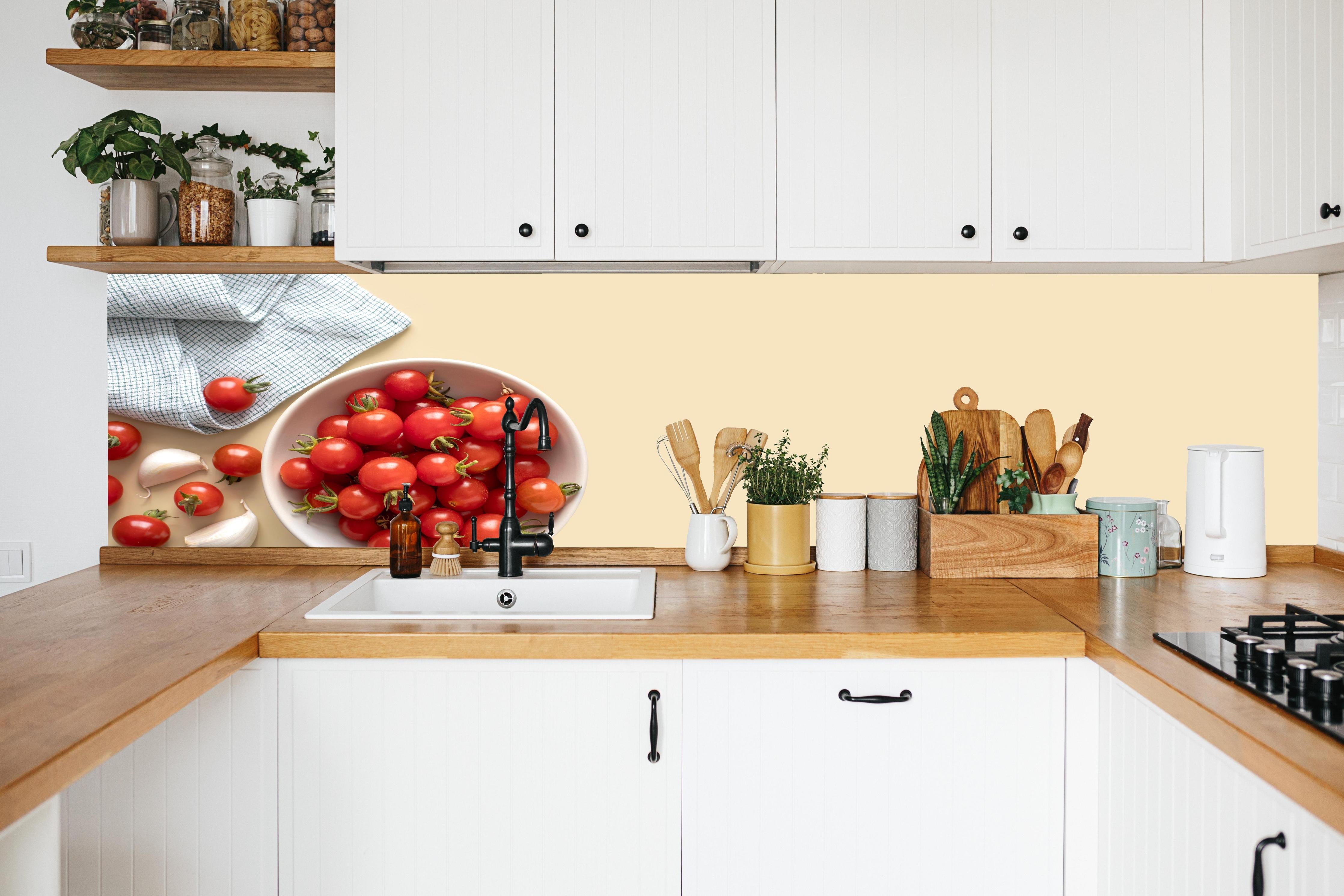 Küche - Kirschtomaten auf beigem Hintergrund in weißer Küche hinter Gewürzen und Kochlöffeln aus Holz