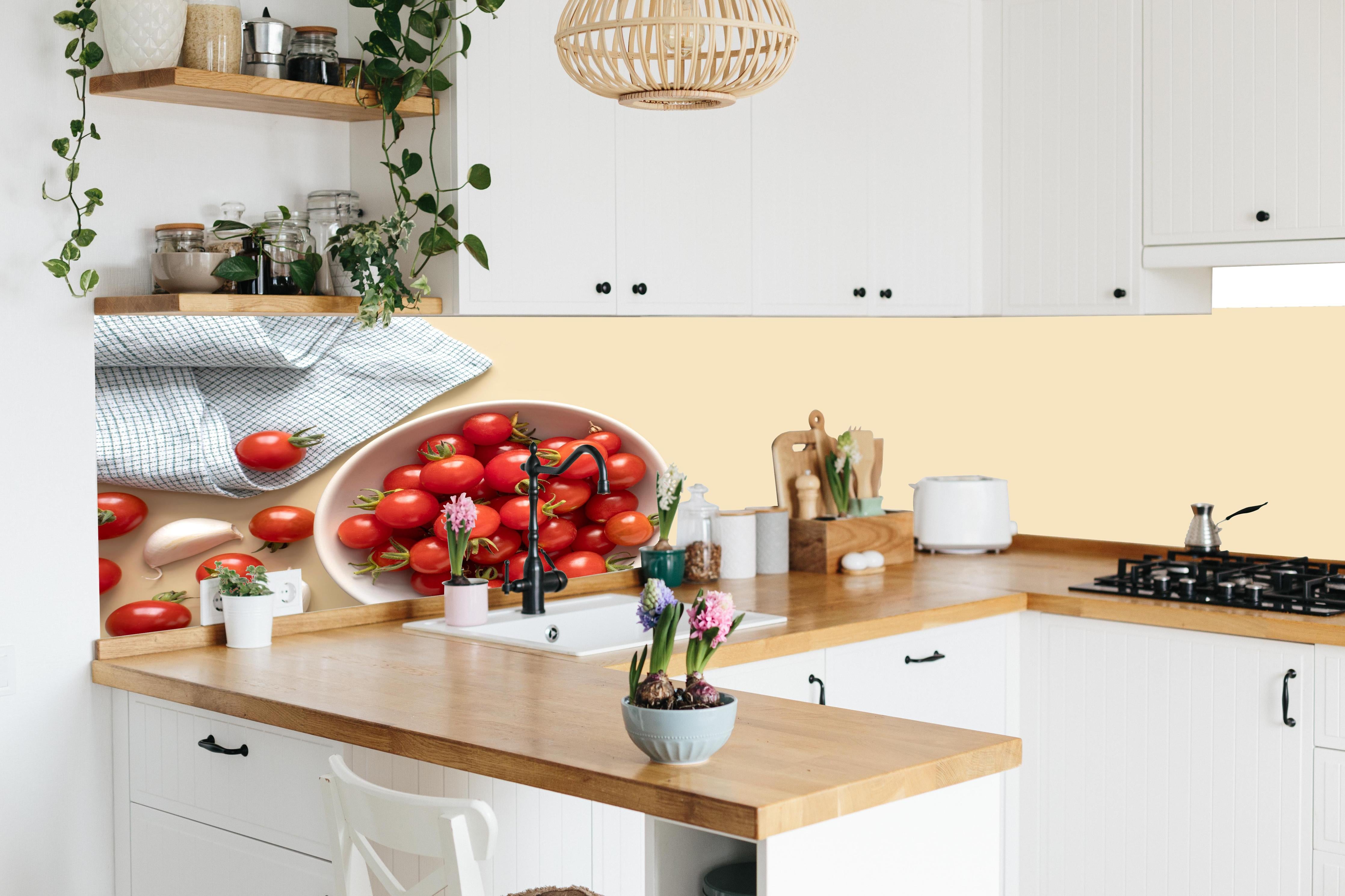 Küche - Kirschtomaten auf beigem Hintergrund in lebendiger Küche mit bunten Blumen