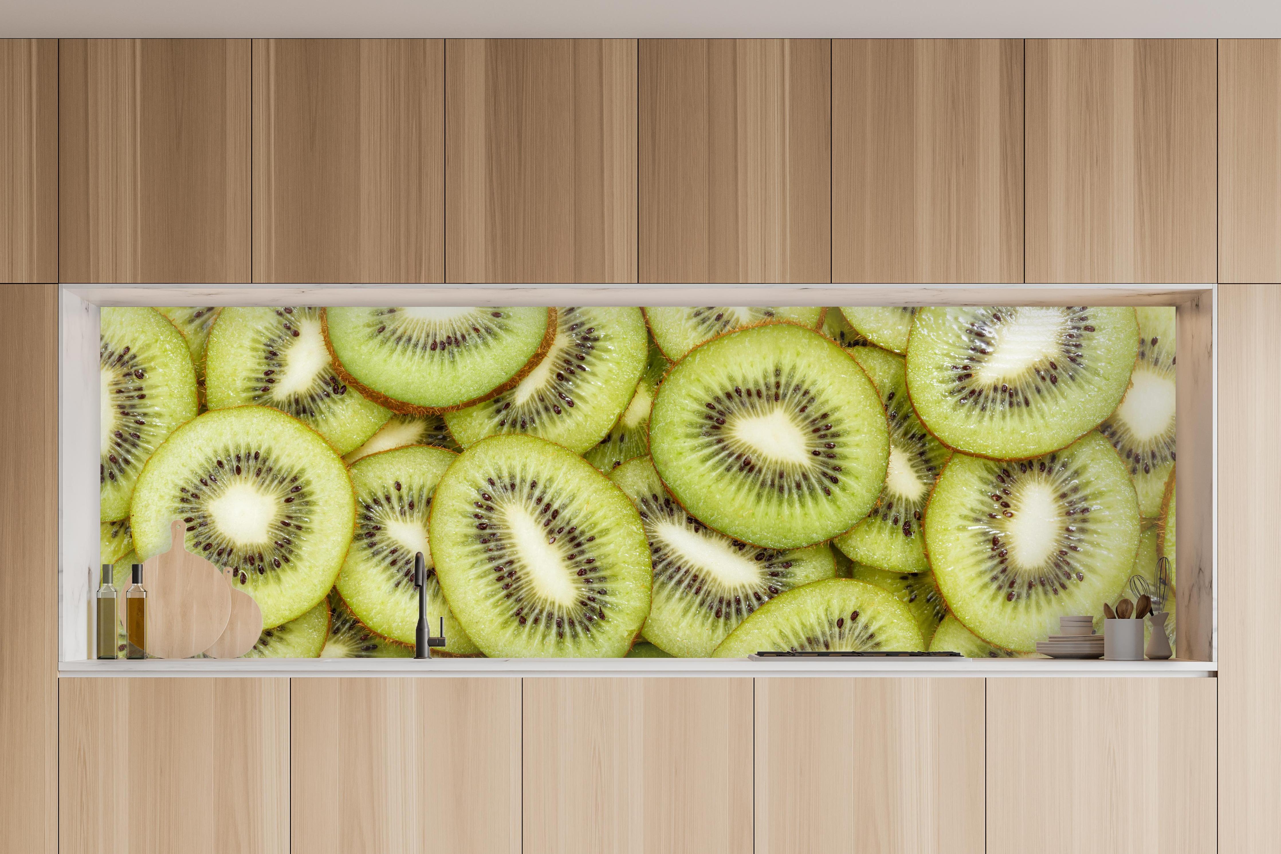 Küche - Kiwi-Scheiben Grün Fruchtmuster in charakteristischer Vollholz-Küche mit modernem Gasherd
