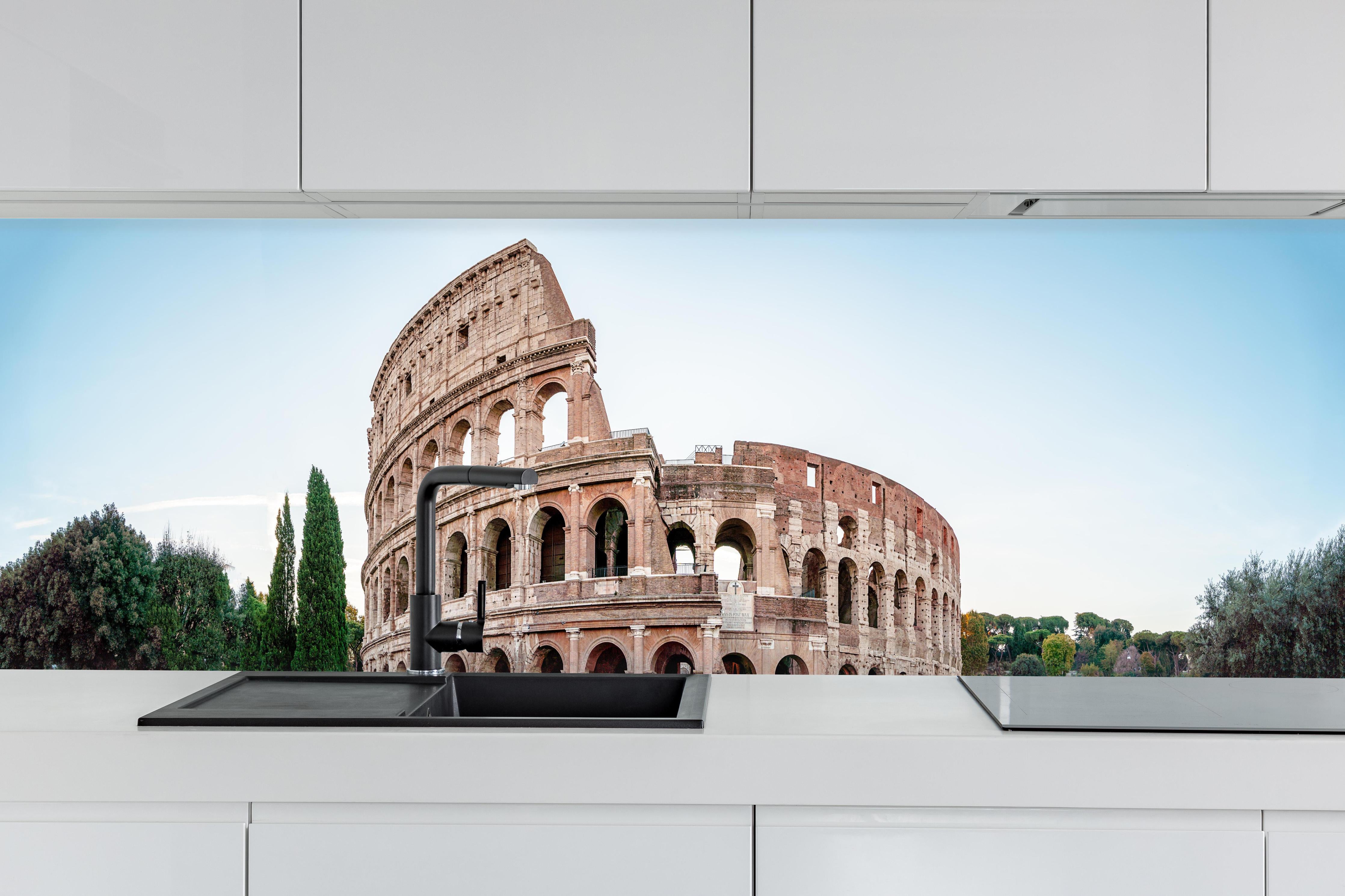 Küche - Kolosseum Panorama Rom Beige-Blau hinter weißen Hochglanz-Küchenregalen und schwarzem Wasserhahn