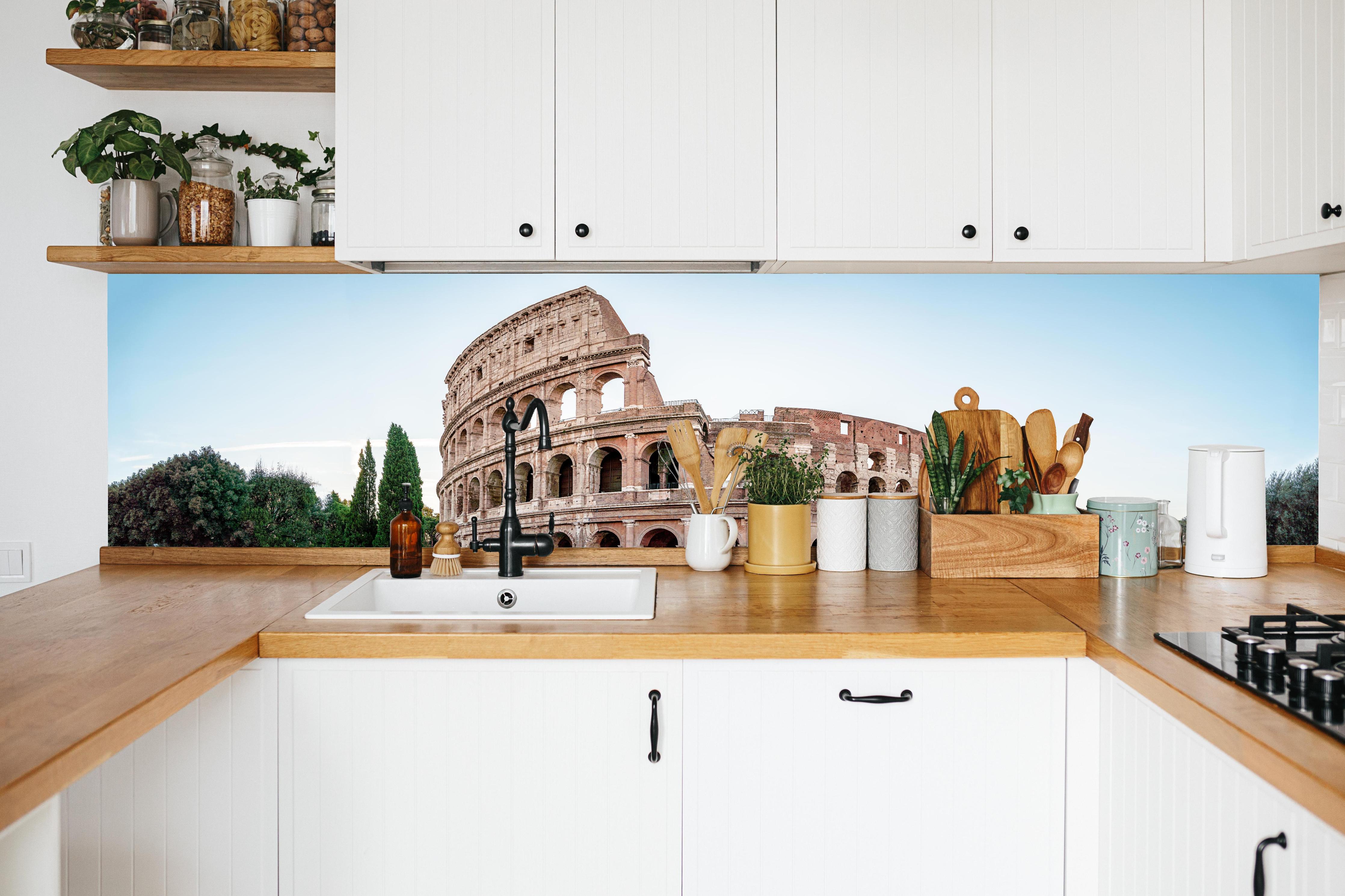 Küche - Kolosseum Panorama Rom Beige-Blau in weißer Küche hinter Gewürzen und Kochlöffeln aus Holz
