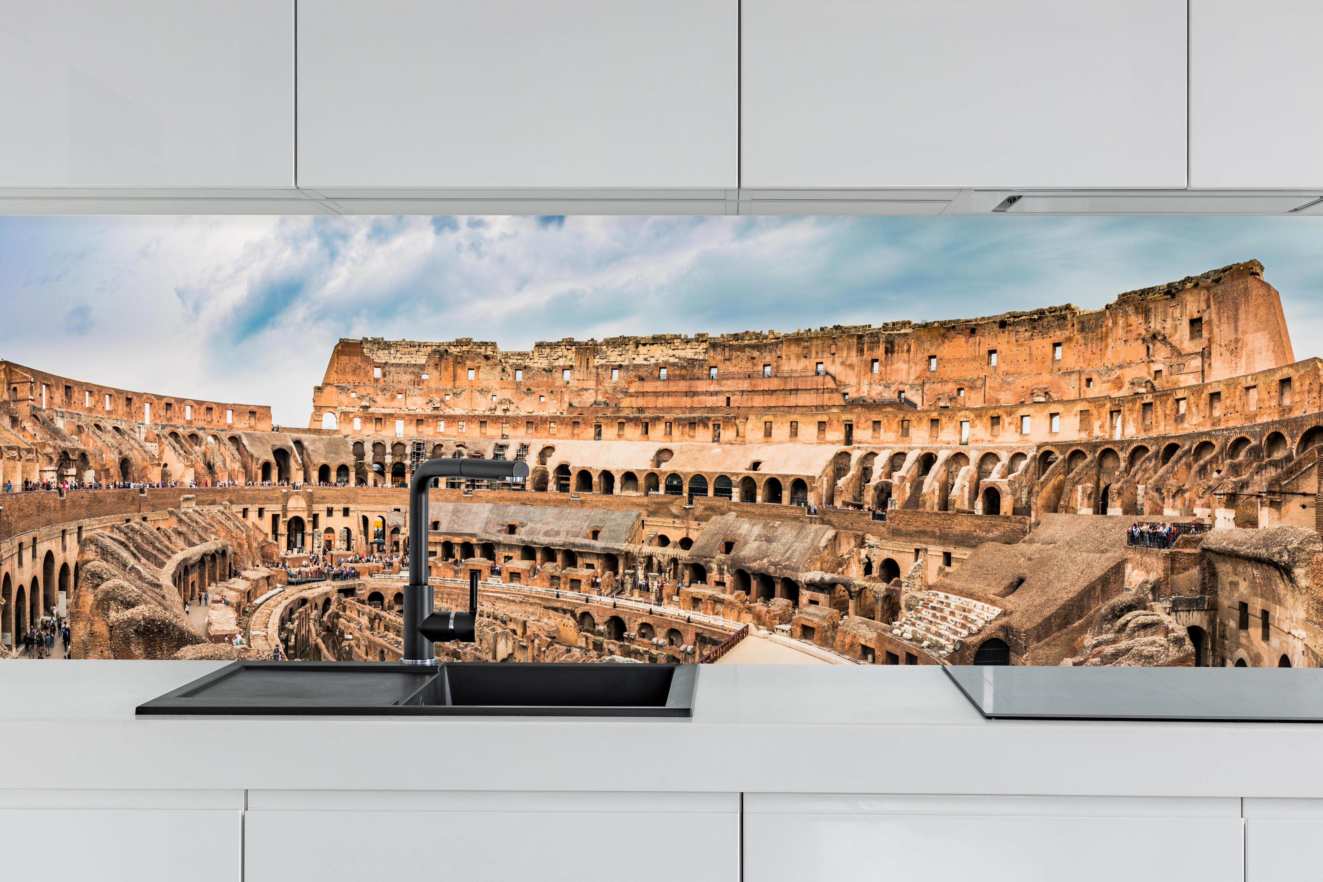 Küche - Kolosseum Panorama in Beige hinter weißen Hochglanz-Küchenregalen und schwarzem Wasserhahn