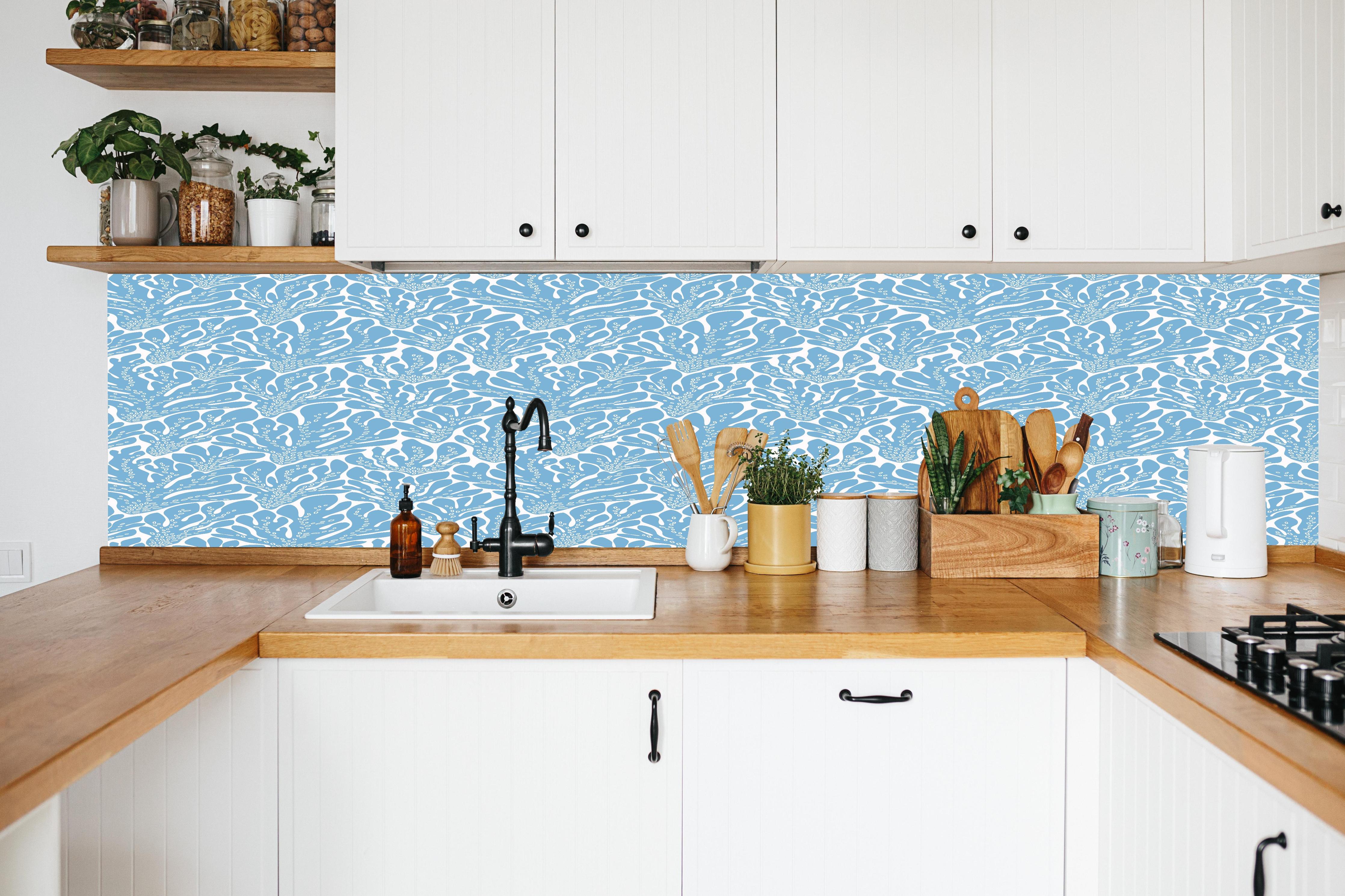 Küche - Korallen-Abstract Blau-Weiß in weißer Küche hinter Gewürzen und Kochlöffeln aus Holz