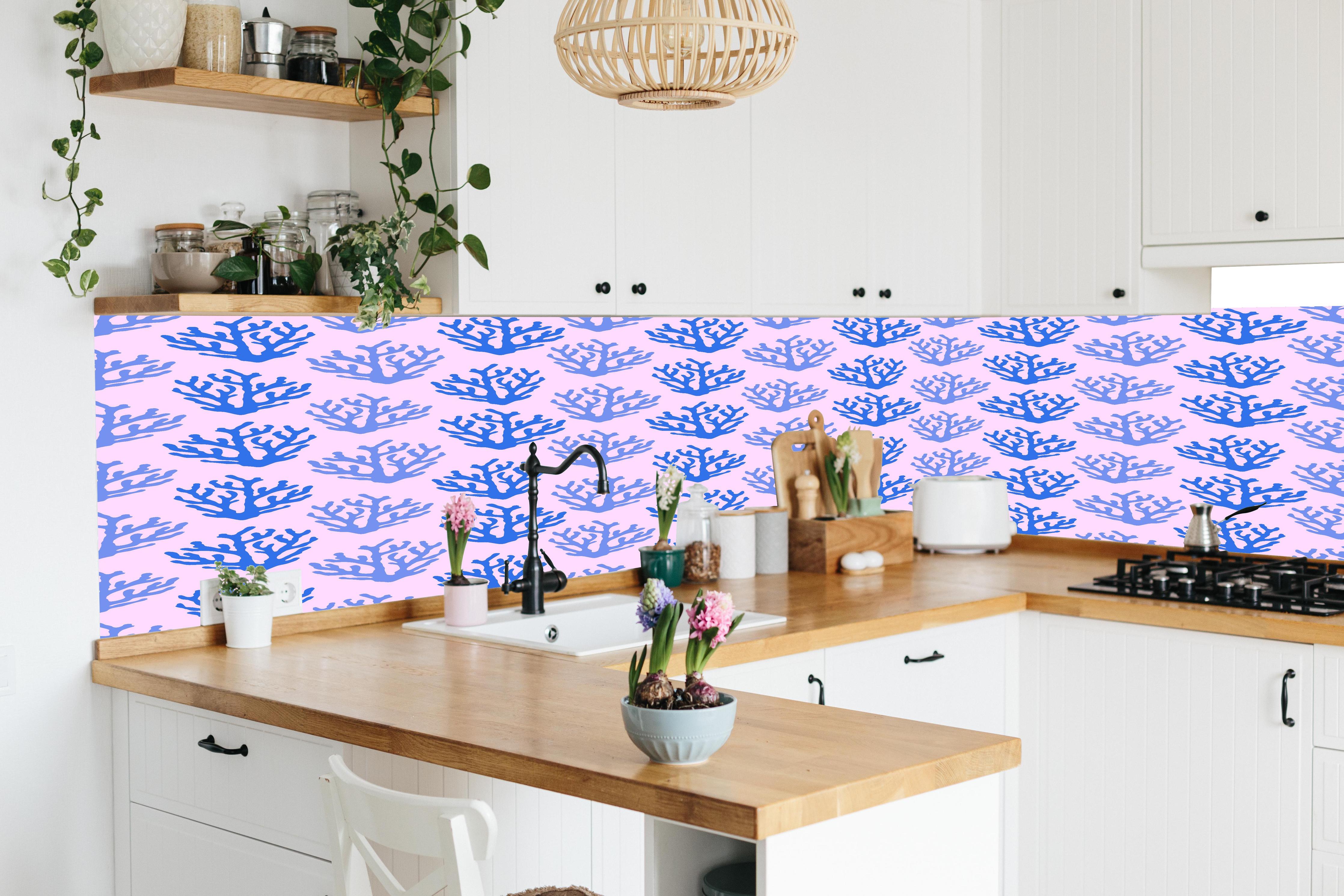 Küche - Korallenmuster Blau-Rosa in lebendiger Küche mit bunten Blumen